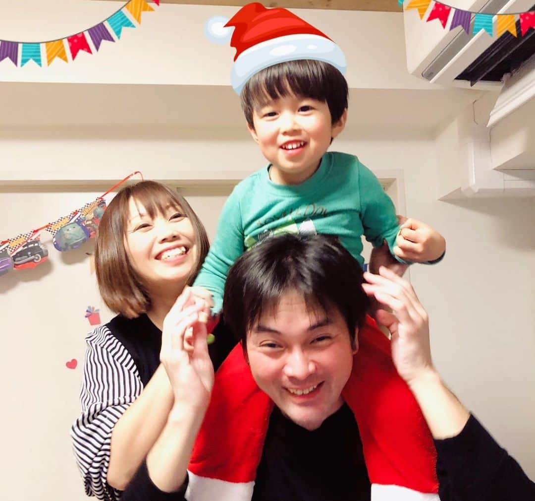 midoriyamaoさんのインスタグラム写真 - (midoriyamaoInstagram)「クリスマスイヴ❤️ 旦那の両親が遊びに来ました😄 息子とじぃじとばぁばと仲良くケーキを食べてほのぼのしましたよ☺️🎄 #クリスマスイヴ #3歳2ヶ月 #男の子」12月27日 18時41分 - midoriyamao