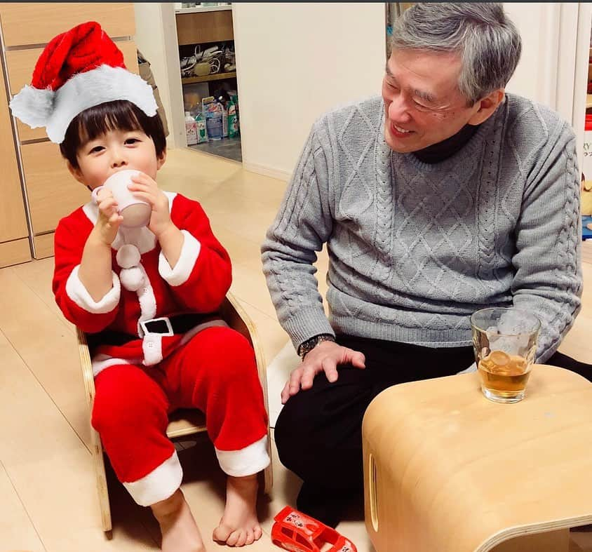 midoriyamaoのインスタグラム：「クリスマスイヴ❤️ 旦那の両親が遊びに来ました😄 息子とじぃじとばぁばと仲良くケーキを食べてほのぼのしましたよ☺️🎄 #クリスマスイヴ #3歳2ヶ月 #男の子」