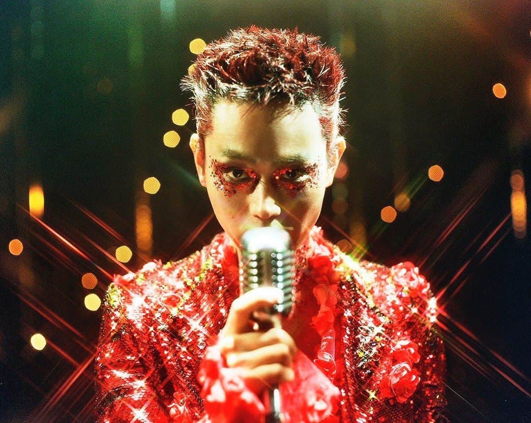 日本テレビ「news zero」のインスタグラム：「news zero年内最後の放送日です。  菅田将暉さんが歌うテーマ曲「惑う糸」と ともに映像で2022年を振り返ります。  みなさんにとって今年はどんな年でしたか？ 映像を見ながら思い返す時間になれば…  #菅田将暉  #惑う糸 #フル尺 #Vaundy #newszero」