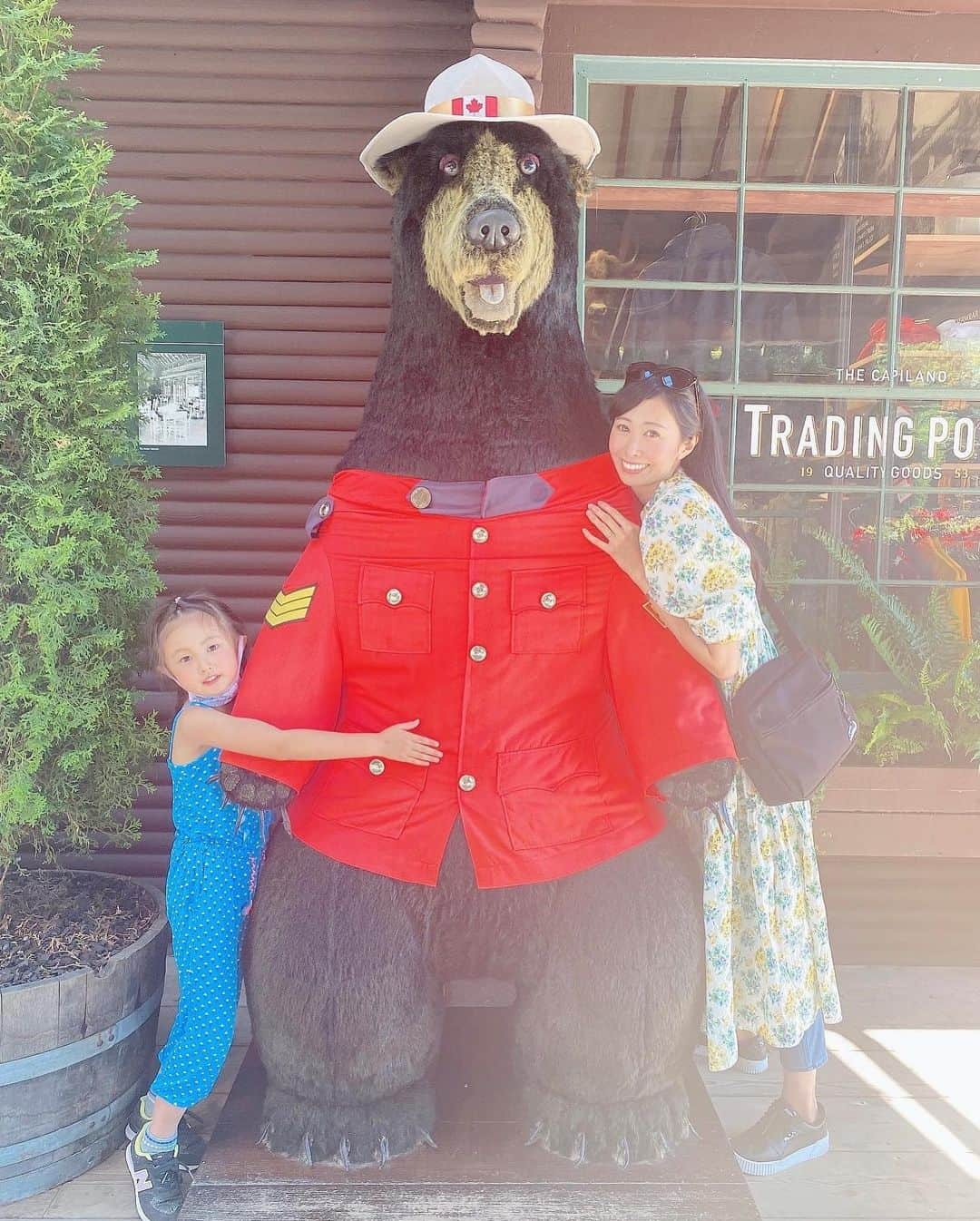 栗山麗美さんのインスタグラム写真 - (栗山麗美Instagram)「2022振り返り  シアトル滞在中、カナダ🇨🇦バンクーバーへ 初めて陸路で国境を越えました！！🚘 ボーダーの混み具合などにドキドキしながら迎えたものの、割とあっさり通過できてホッと一安心😌✨  📍 キャピラノ吊り橋　Capilano 大自然の中にかけられた橋は、長さ140メートル、川からの高さは70メートル。かなり揺れるので大人でも手すりをつかまりながらじゃないと進めない💦でも娘はなぜか涼しい顔でスタスタ歩いていた🤣 たくさんのトーテムポールに出会えました✨  📍スタンレーパーク 広大な自然公園。今回は一部だけだったので次回は時間をかけて散策したい場所🌿  📍グランビル・アイランド 市場や可愛い雑貨屋さんを散策💕  #2022振り返り #California #Berkeley #Albany #MBA #SanFrancisco #SF  #Seattle #MBA #bayareafood #bayerea #Vancouver #海外生活 #アメリカ生活 #バークレー #アルバニー #サンフランシスコ #シアトル #バンクーバー #ベイエリア生活 #レストラン #サンフランシスコ生活 #サンフランシスコ旅行 #サンフランシスコ観光 #アメリカ暮らし #アメリカ留学 #アメリカ子育て #シアトルセンター #スペースニードル #capilano #キャピラノ吊り橋」12月27日 18時39分 - reimi.kuriyama