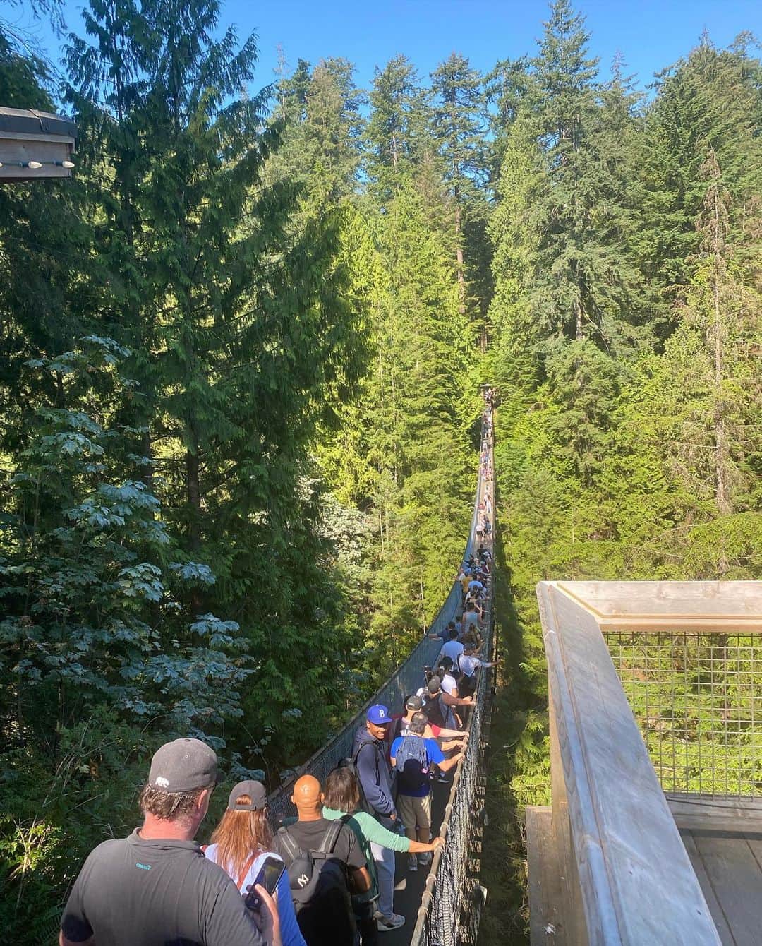 栗山麗美さんのインスタグラム写真 - (栗山麗美Instagram)「2022振り返り  シアトル滞在中、カナダ🇨🇦バンクーバーへ 初めて陸路で国境を越えました！！🚘 ボーダーの混み具合などにドキドキしながら迎えたものの、割とあっさり通過できてホッと一安心😌✨  📍 キャピラノ吊り橋　Capilano 大自然の中にかけられた橋は、長さ140メートル、川からの高さは70メートル。かなり揺れるので大人でも手すりをつかまりながらじゃないと進めない💦でも娘はなぜか涼しい顔でスタスタ歩いていた🤣 たくさんのトーテムポールに出会えました✨  📍スタンレーパーク 広大な自然公園。今回は一部だけだったので次回は時間をかけて散策したい場所🌿  📍グランビル・アイランド 市場や可愛い雑貨屋さんを散策💕  #2022振り返り #California #Berkeley #Albany #MBA #SanFrancisco #SF  #Seattle #MBA #bayareafood #bayerea #Vancouver #海外生活 #アメリカ生活 #バークレー #アルバニー #サンフランシスコ #シアトル #バンクーバー #ベイエリア生活 #レストラン #サンフランシスコ生活 #サンフランシスコ旅行 #サンフランシスコ観光 #アメリカ暮らし #アメリカ留学 #アメリカ子育て #シアトルセンター #スペースニードル #capilano #キャピラノ吊り橋」12月27日 18時39分 - reimi.kuriyama
