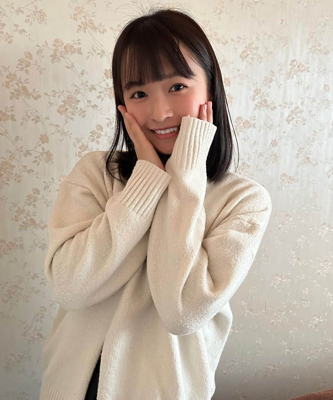 百川晴香さんのインスタグラム写真 - (百川晴香Instagram)「Hicari小顔エステさん @hicari_kogao928 に行ってきました👏  今回やってもらったのは、女性ホルモンの増進し、髪の毛や肌艶を良くしてくれて生理痛を軽減させてもらえる膣ハイフです！  全く痛くなくてびっくりしました😳👏  それ以外にも女性には嬉しい効果が沢山です！  冷え性改善 新陳代謝をあげて痩せやすい体質へ 髪や肌艶アップ 萎縮性膣炎の予防などなど！  私も外見ばかりではなく内側からもちゃんとケアできる様に頑張ります👏💓   #女性ホルモン #美容 #ハイフ #膣ハイフ #新大久保 #生理痛軽減 #冷え性対策 #新陳代謝 #髪艶 #肌艶」12月27日 18時50分 - momokawaharuka