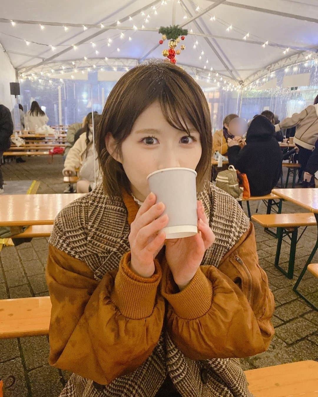 佐藤朱のインスタグラム：「一気に年末ムードですね！ . まだまだ寒い日が続きますが あたたかいものを飲みながら、 ほっとひと息つく時間も過ごしてくださいね…！🧣☕️ #ホットチョコレート」