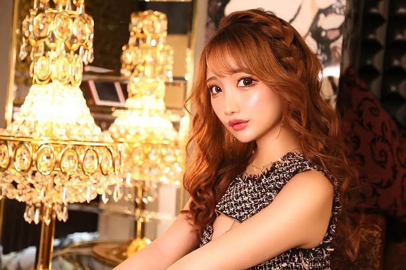 のインスタグラム：「珍しくキャバクラ姿のまゆでも 投稿に載っけてみちゃったり…🙊♪笑  前に店内で撮った宣材のやつです♡  ちなみにこのツイードのドレス 結構お気に入り☺️🫶🏻❤︎❤︎  @aidmaxgirlsstyle_dress   今年の出勤ももう今日の27日と28日 の二日間のみとなりました〜🥺！！  飲み納めしに来てくれる方、 大大大募集ですぞ？🥰🥰🥰⭐️  お店は六本木の『Club SAISON』 です！♡ (( @clubsaison ))  あとこのヘアメもお気に入り🙈💓 今日もこれにしよっかなぁ☺️✨ . . . #clubsaison #クラブセゾン #六本木キャバクラ #六本木キャバ嬢 #プリンスグループ #プリンスグループキャバクラ #キャバ嬢ヘアメイク #キャバ嬢ドレス #キャバドレス #キャバドレス通販 #ヘアメイク #編み込みアレンジ #編み込みヘア #インフルエンサー #ビジョビ @b_b_j.j」
