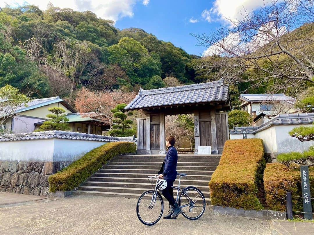 佐脇慧一のインスタグラム：「大分県佐伯市の名所  自転車で回ってきました！ カラッと晴れたし気分も最高✨  300円で5時間クロスバイク借りましたw 本当に安いので市内外関係なく、皆んなに利用して欲しいなぁと！  おすすめは元禄2年開業、創業333年、今の塩麹、発祥と言われている「糀屋本店」 @kojiyahonten  こちらも見てね！  @cycle_saikiling  高校の同級生、部活も一緒だった友達が毎日頑張って自転車乗って佐伯を盛り上げてくれてます！w 良かったらフォローしてね‼️  #さいきりんぐ　#歴史と文学の道 #汲心亭　#佐伯竜宮図  #糀屋本店 #観光交流館 #佐伯市」