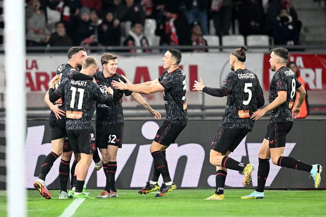 のインスタグラム：「Che atmosfera, spirito, è gruppo🔴🔵」