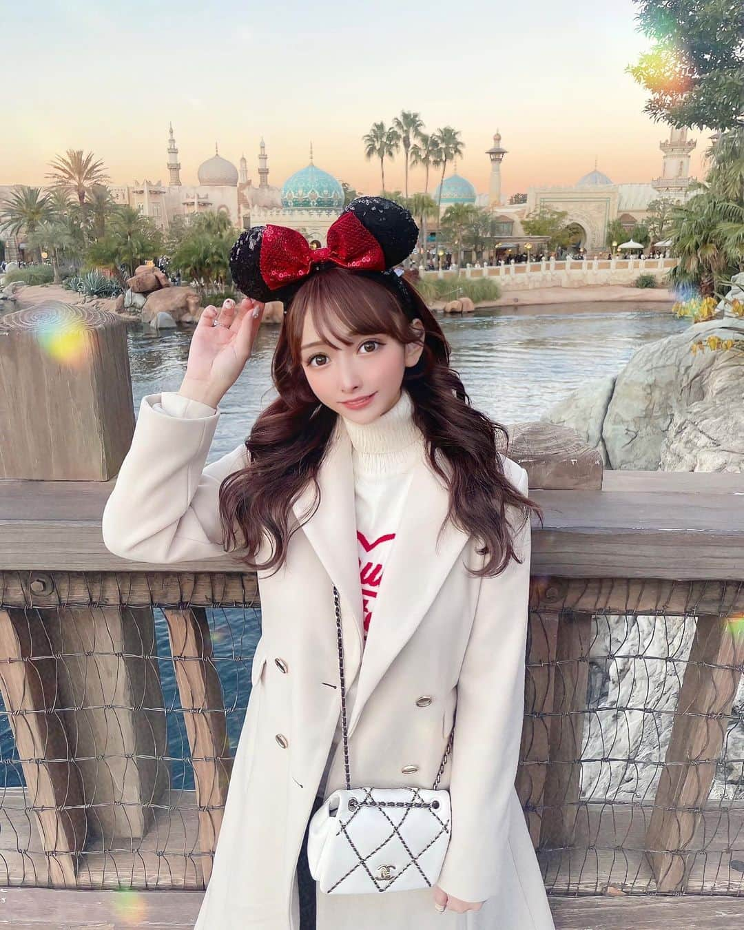 藤咲くるみのインスタグラム：「Disney Sea🌋🏰🐭🤍 ・ クリスマスディズニー、シーもランドも行けて幸せだった🫶🏻 ビリーブも感動した🥹 次は優先席買ってちゃんと見たい🤍 ・ #ディズニー #ディズニーコーデ #ディズニーシー #ディズニーカチューシャ #クリスマスディズニー #クリスマスディズニーシー  #disneysea #disney #xmasdisney #oodt  ・」