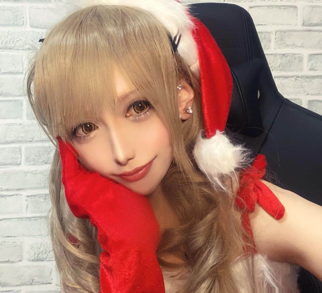 マシロンケーキのインスタグラム：「. メリークリスマスでした🎄✨  サンタのコスプレでTikTokライブ配信しました🎅🎅 シャンメリーはこぼし料理はアレルギー出て皿は割って足は切ったけどフォロワーさん増えたので良き思い出です！←  きてくれた人ありがとう！🥰🥰  【情報】 カラコンどこのかかなり聞かれるけど 通販で直径16ミリの1年使えるの買って今はもう販売されてないみたいです。 そのサイトで他の買ったけど発色はよくなかった。 だからすすめられない😂😂 ファンデーションはMacの1番マットなパウダーファンデーション。 つけまつげは益若つばさのやつです。」
