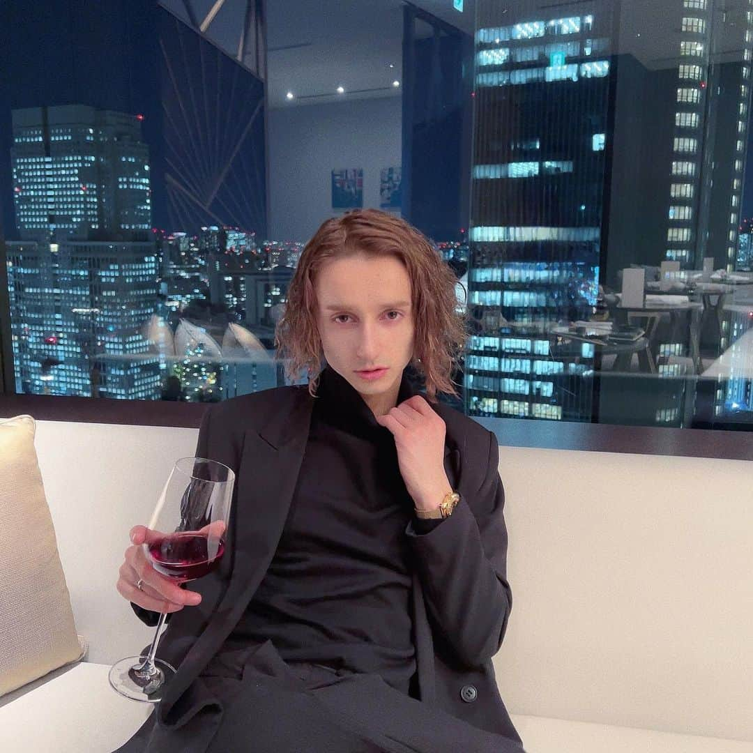 イペック・エムレ（エムレエネス兄弟）のインスタグラム：「赤しか勝たん🍷  今年も残りわずか… 皆様お世話になりました🙇🏼‍♂️ 来年もどうぞよろしくお願い致します🤲🏻  #赤ワイン #大人コーデ #デートコーデ #エムエネ #エムエネ兄弟 #2022年 #お世話になりました #ファッションモデル #ハーフタレント #インフルエンサー #ユーチューバー #ティックトッカー #tokyo」