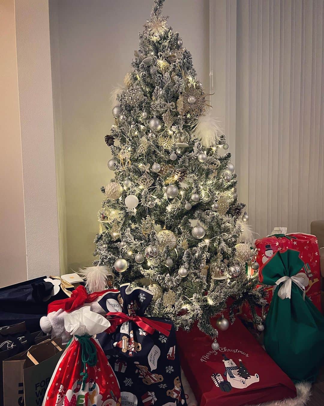 宇佐美蘭のインスタグラム：「クリスマスはチームメイト家族と🎄🎅♪ @higashiguchi_official の素敵なお宅で最高のおもてなしをして頂き感謝😭❤️ 可愛いケーキで長女の7歳のお誕生日もお祝いしてもらいました💓🎂 ろうそくの火を消したくてウズウズしている次女😵‍💫(3枚目) #クリスマス #happybirthdaytomyprincess」