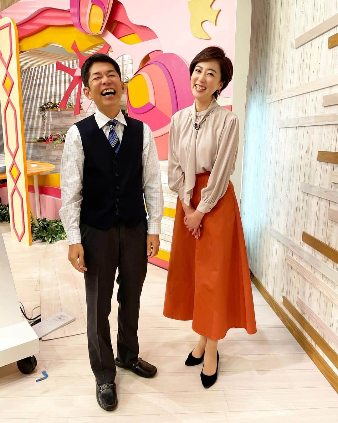 のインスタグラム：「気象コーナーで惑星パレードのお話しを熱血解説してくれた龍山さん。放送後、外に出て実際に指差し確認してくれました。特に火星の光はエネルギーを感じます‼︎  今日、「皆さん、よ…」で締めそうになった龍山さんでしたが、明日も5時45分からニュースとお天気お伝えします。  龍山さん渾身の「良いお年を！」をお聞き逃しなく🌙」