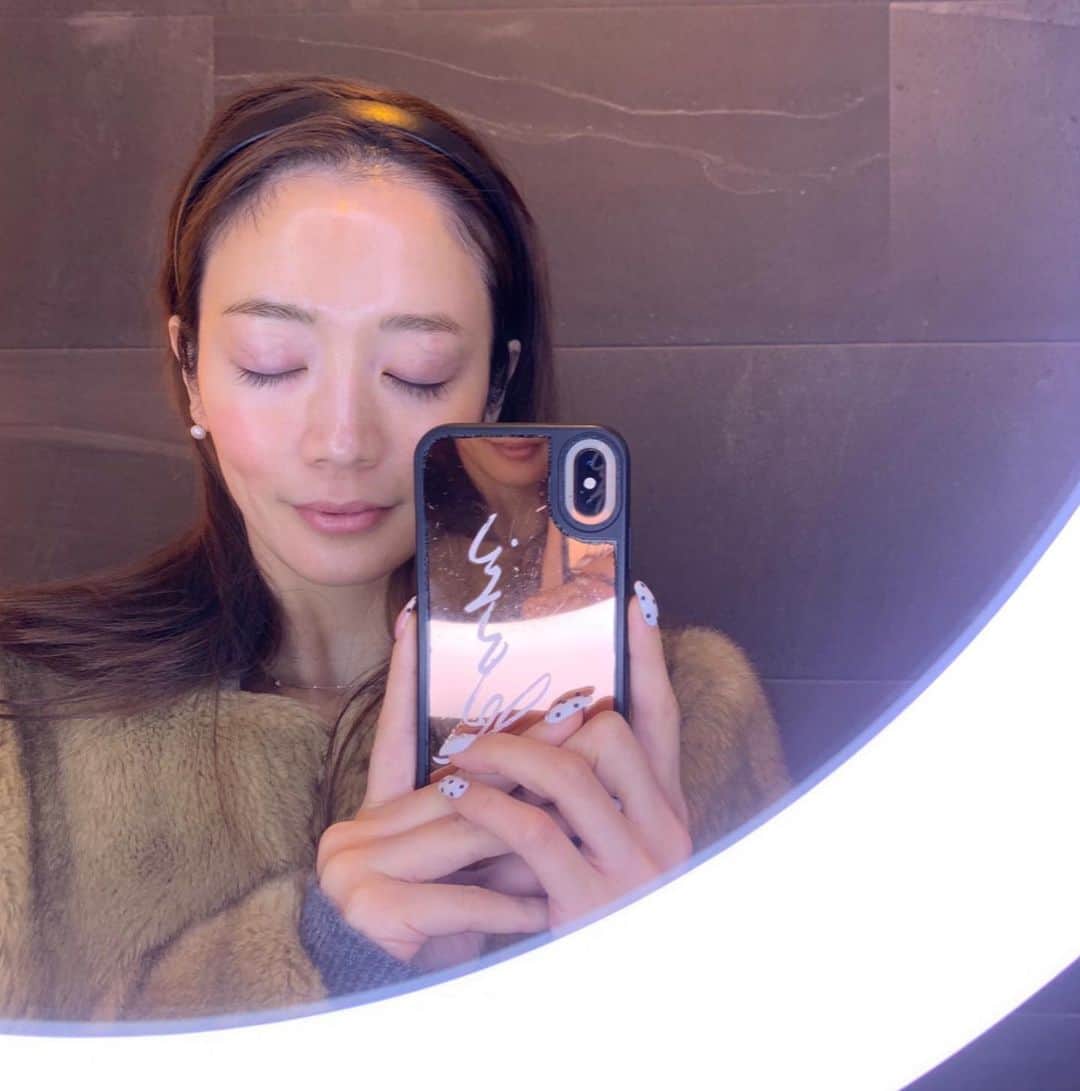 akari♡ 小林あかりのインスタグラム：「🌷今年やった施術🌷  ハイドラジェントル 額、眉間、エラボトックス ピコトーニング IPL（セレックV、ステラW22） ハイフ（ウルトラセルQプラス、ウルトラフォーマーIII） エレクロトポレーション ジェネシス 水光注射 ピーリング各種 プラズマシャワー リップアート１回  こう見ると少ないし普通な内容しかしてない💊 年明けはピコフラク、ポテンツァの予定です💊 IPLやピコレーザーを受ける時はピーリングとケアシスつけてます🧠  年末ピコフラクの予約が取れなかったので、 昨日からスティミュレーションピールやってます🐰🧠  ストーリーに記載しようと思ったのですが 文字でいっぱいになってしまったのでこちらに、、 みなさんはどの施術が好きですか🐰🌷✨」