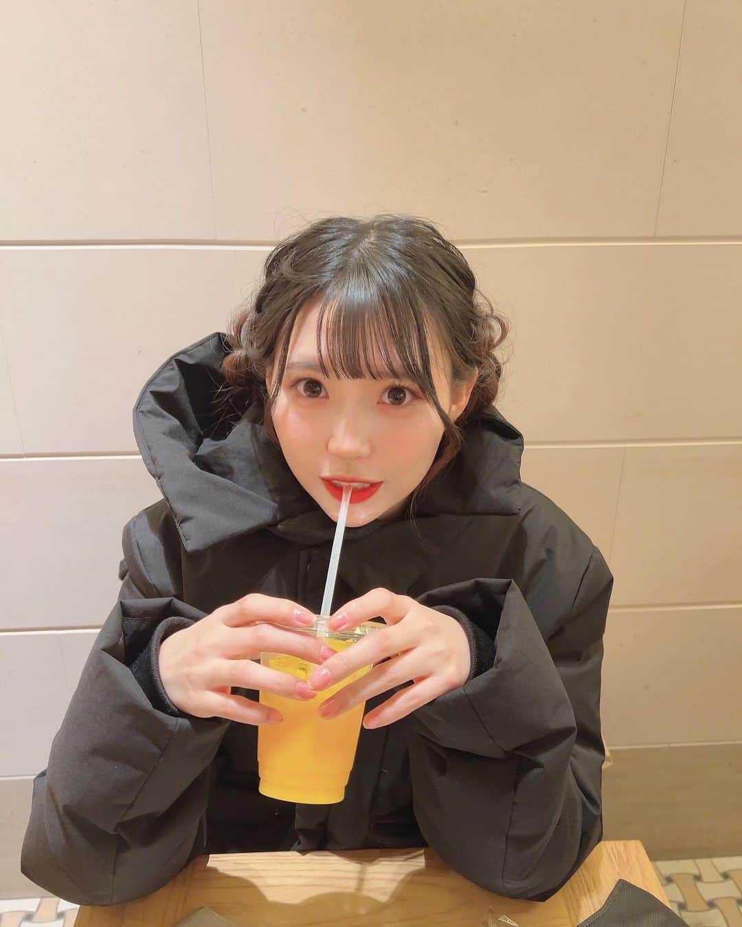 尾上美月のインスタグラム：「ダウンコート着てても寒いのに、キンキンに冷えたオレンジジュース飲んでます🙃🍹🧡🍊  #japanesegirl #fashion #좋아요환영 #팔로우 ##귀여운#偶像 #インスタ映え #ootd #ootdfashion #followme #follow #followforfollowback #swag #fff #japanesegirl #지원 #학생 #유행 #좋아 #好き #photo #life #オレンジジュース」