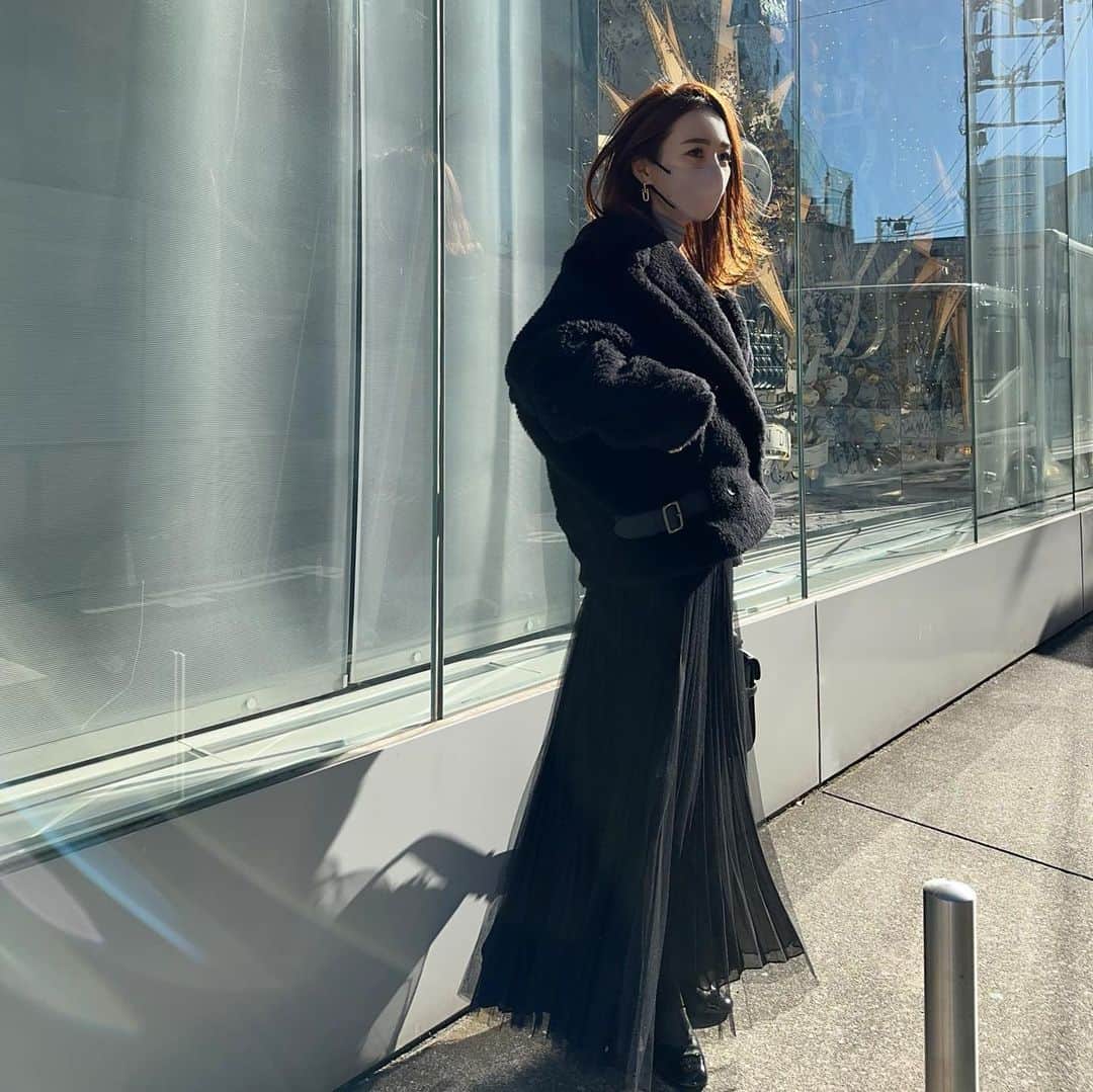 星玲奈のインスタグラム：「学校は冬休みに入ったけれど 連日の冬季講習。 なので、まだ寝坊ができません😪 今日は仕事が終わるタイミングに、子どもたちもそれぞれ塾が終わり 渋谷で待ち合わせしよーそっちに行くからご飯食べよー と言って それぞれが電車で私のいるところに来てくれました🥹🥹  ちゃんと指示した出口に出てくるし なんか、急に大人になったな🥹👦🏻👧🏻←  多分私より子どものほうが渋谷駅の中を知ってると思われる🫢  コーデはインナー以外black🖤  coat @maxmara #maxmara  Knit.skirt @muse_de_deuxiemeclasse  shoes @chanelofficial  bag @delvaux」