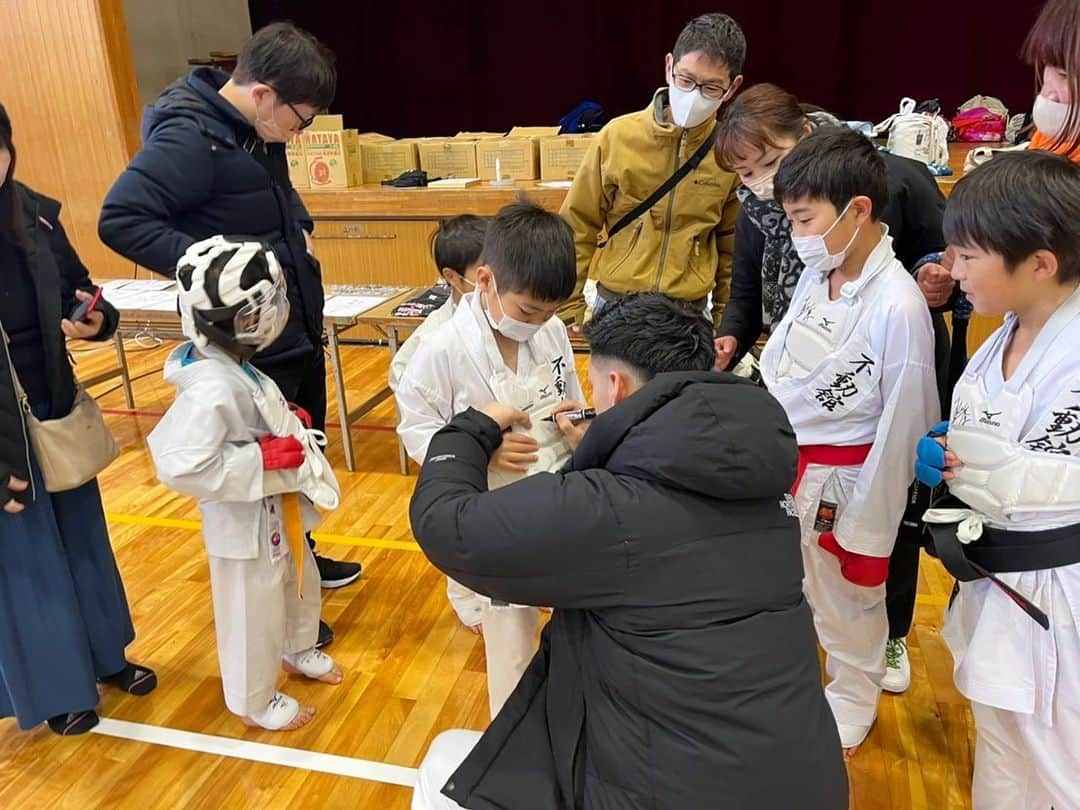 西村拳さんのインスタグラム写真 - (西村拳Instagram)「. 12月25日クリスマスに和歌山県で開催した 少林館との練習会＆セミナーが無事に終了しました🎄  直前に大寒波による大雪やコロナ禍の心配もありましたが、午前午後で約300名のお子さん達に参加してもらい寒い中熱気のある練習会になったのではないかと思います。  クリスマスということもあり終わりにはプレゼント会も実施し子供達の喜ぶ顔が見れて良かったです😊  今回の開催にあたりたくさんの企業が協賛をして下さいました。  協賛会社　順不同  株式会社晃技開発　様 株式会社中村ペイント　様 訪問看護ステーションおりづる　様 守礼堂　様 HAYATE 様 神戸牛吉祥吉グループ　様 常心館　様 (株)CHAMP 様  このような子供達との交流の場を作れるのは少林館をはじめとする支援や応援をして下さった皆様のおかげです。 本当にありがとうございました。  また来年も素敵なイベントやセミナーを開催できればと思っています。 参加して下さった皆様ありがとうございました！ #和歌山県 #空手 #練習会 #セミナー #クリスマス #プレゼント会 #happyxmas」12月27日 19時45分 - ken_nishimura1231