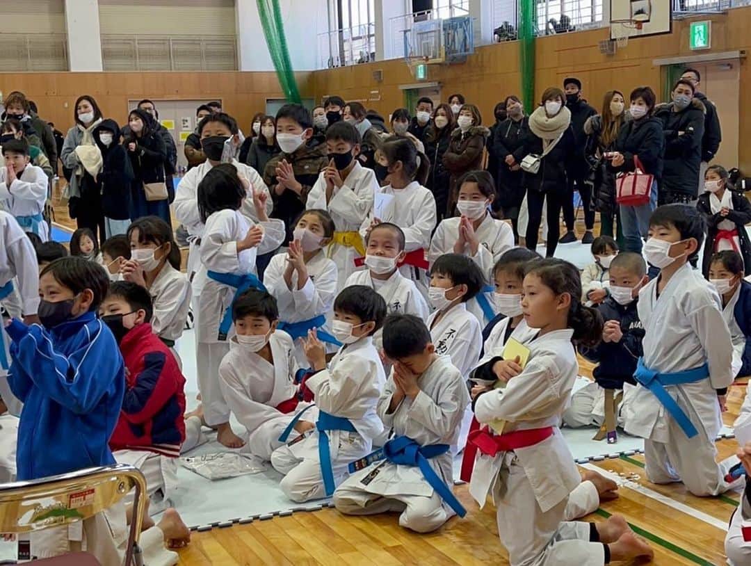 西村拳さんのインスタグラム写真 - (西村拳Instagram)「. 12月25日クリスマスに和歌山県で開催した 少林館との練習会＆セミナーが無事に終了しました🎄  直前に大寒波による大雪やコロナ禍の心配もありましたが、午前午後で約300名のお子さん達に参加してもらい寒い中熱気のある練習会になったのではないかと思います。  クリスマスということもあり終わりにはプレゼント会も実施し子供達の喜ぶ顔が見れて良かったです😊  今回の開催にあたりたくさんの企業が協賛をして下さいました。  協賛会社　順不同  株式会社晃技開発　様 株式会社中村ペイント　様 訪問看護ステーションおりづる　様 守礼堂　様 HAYATE 様 神戸牛吉祥吉グループ　様 常心館　様 (株)CHAMP 様  このような子供達との交流の場を作れるのは少林館をはじめとする支援や応援をして下さった皆様のおかげです。 本当にありがとうございました。  また来年も素敵なイベントやセミナーを開催できればと思っています。 参加して下さった皆様ありがとうございました！ #和歌山県 #空手 #練習会 #セミナー #クリスマス #プレゼント会 #happyxmas」12月27日 19時45分 - ken_nishimura1231