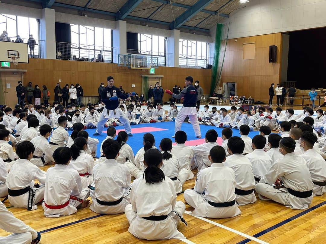 西村拳さんのインスタグラム写真 - (西村拳Instagram)「. 12月25日クリスマスに和歌山県で開催した 少林館との練習会＆セミナーが無事に終了しました🎄  直前に大寒波による大雪やコロナ禍の心配もありましたが、午前午後で約300名のお子さん達に参加してもらい寒い中熱気のある練習会になったのではないかと思います。  クリスマスということもあり終わりにはプレゼント会も実施し子供達の喜ぶ顔が見れて良かったです😊  今回の開催にあたりたくさんの企業が協賛をして下さいました。  協賛会社　順不同  株式会社晃技開発　様 株式会社中村ペイント　様 訪問看護ステーションおりづる　様 守礼堂　様 HAYATE 様 神戸牛吉祥吉グループ　様 常心館　様 (株)CHAMP 様  このような子供達との交流の場を作れるのは少林館をはじめとする支援や応援をして下さった皆様のおかげです。 本当にありがとうございました。  また来年も素敵なイベントやセミナーを開催できればと思っています。 参加して下さった皆様ありがとうございました！ #和歌山県 #空手 #練習会 #セミナー #クリスマス #プレゼント会 #happyxmas」12月27日 19時45分 - ken_nishimura1231