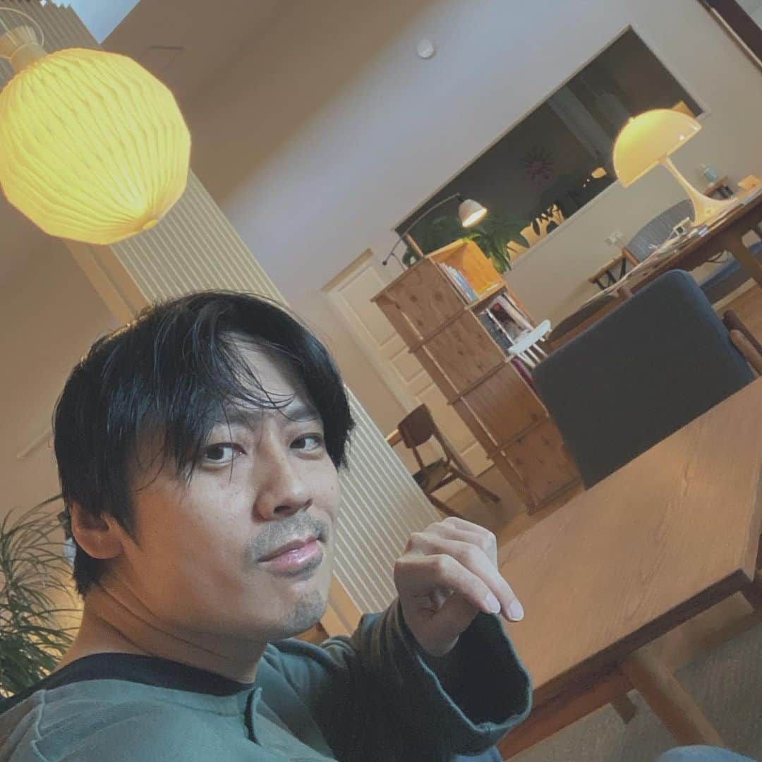 池田信太郎のインスタグラム：「42歳になりました。 まだ仕事が納まってませんが、 今年も残り僅かですね〜。 皆さん素敵な新年をお迎え下さい🌅 #良い年をお迎えください🎍」