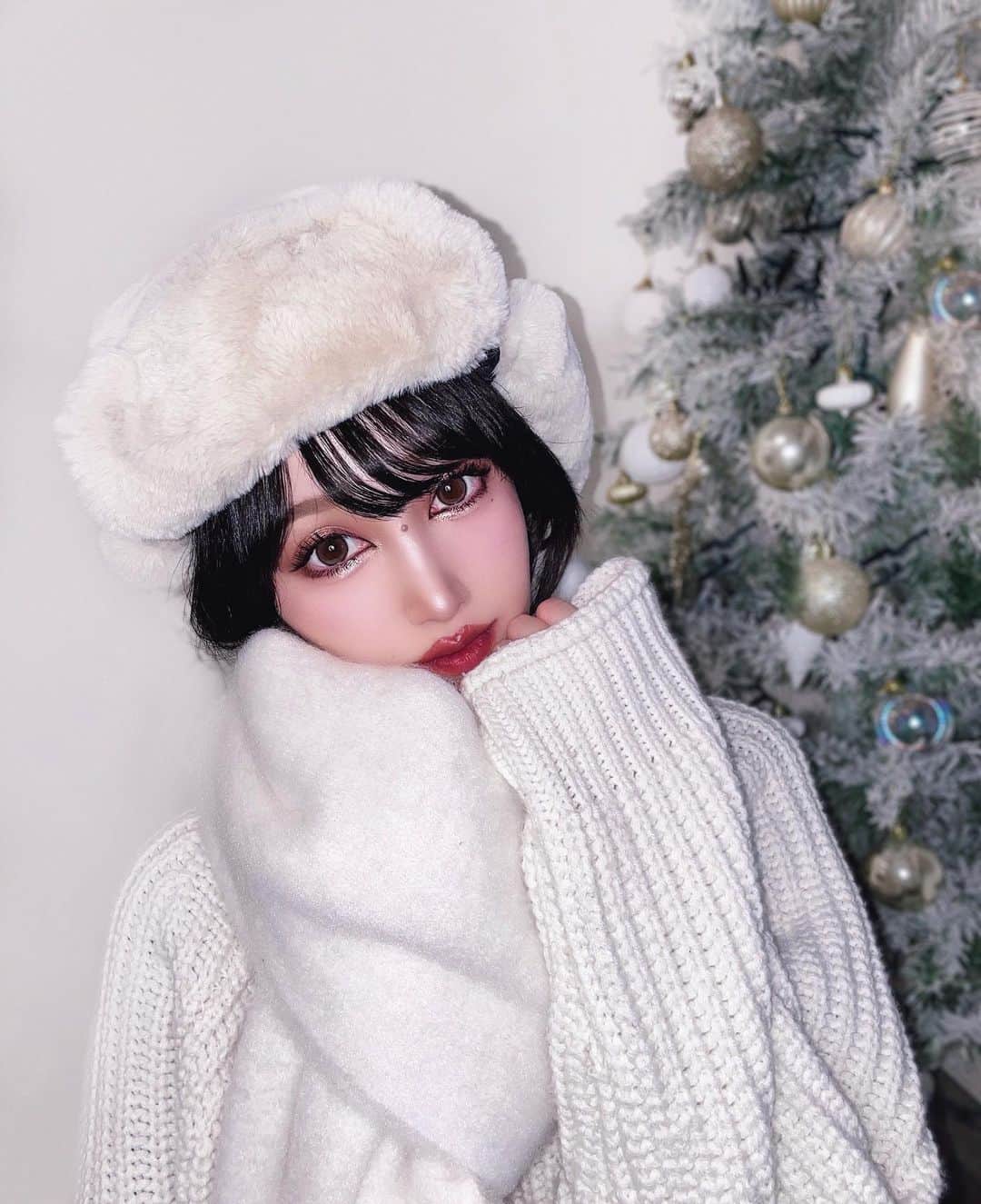 okamotosayaka のインスタグラム：「🎅🏻🎄⛄️🤍 . . . . . . . . #shorthair#fashion#Whitecode#christmas#xmas#makeup#muffler#knit#冬コーデ#マフラー#フライトキャップ#ファー#ニット#ホワイトコーデ#ショートヘア#ショートカット#メイク#クリスマス#愛犬#トイプードル#マルプー#黒髪#黒髪ショート」