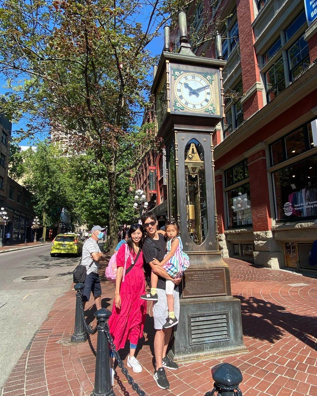 栗山麗美のインスタグラム：「2022振り返り カナダ🇨🇦バンクーバー旅  📍蒸気時計　Gastown Steam Clock 世界でも貴重な「蒸気時計」 蒸気を動力とした珍しい時計で15分おきに蒸気で笛が鳴るみたい🕛  📍 Jam Cafe 週末の朝食で行ったら人気店で長蛇の列！ ベネディクトどれも美味しかったし、優しい日本人の店員さんとも話せて嬉しかった^ ^  📍Purebread 驚くほど多くのブレッドやケーキが並んでいて、どれにしようかだいぶ悩みました🥐✨ ケーキは甘々だったけど、パンは惣菜系もあって美味しかった💡  #2022振り返り #California #Berkeley #Albany #MBA #SanFrancisco #SF  #Seattle #MBA #bayareafood #bayerea #Vancouver #海外生活 #アメリカ生活 #バークレー #アルバニー #サンフランシスコ #シアトル #バンクーバー #ベイエリア生活 #レストラン #サンフランシスコ生活 #サンフランシスコ旅行 #サンフランシスコ観光 #アメリカ暮らし #アメリカ留学 #アメリカ子育て #capilano #蒸気時計 #jamcafe #Purebread」