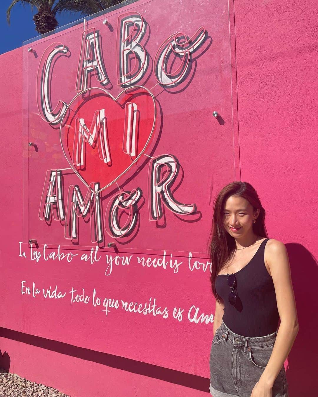 コ・ソンヒのインスタグラム：「Day 2 & Day 3 🇲🇽 #loscabos #mexico  🐷 Getting 🐷 with too many 🌮❤️」