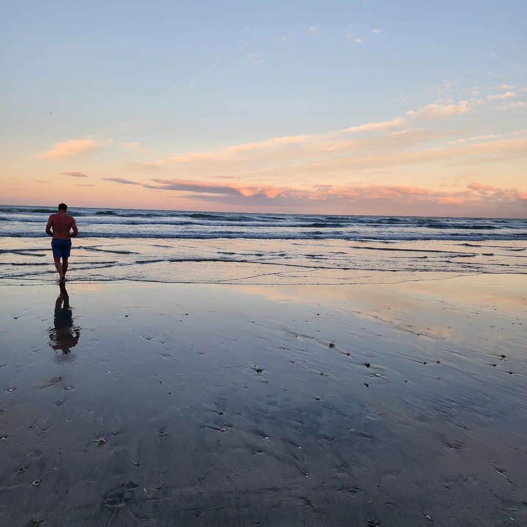 リサ・キャリントンのインスタグラム：「Evening swims ❤」