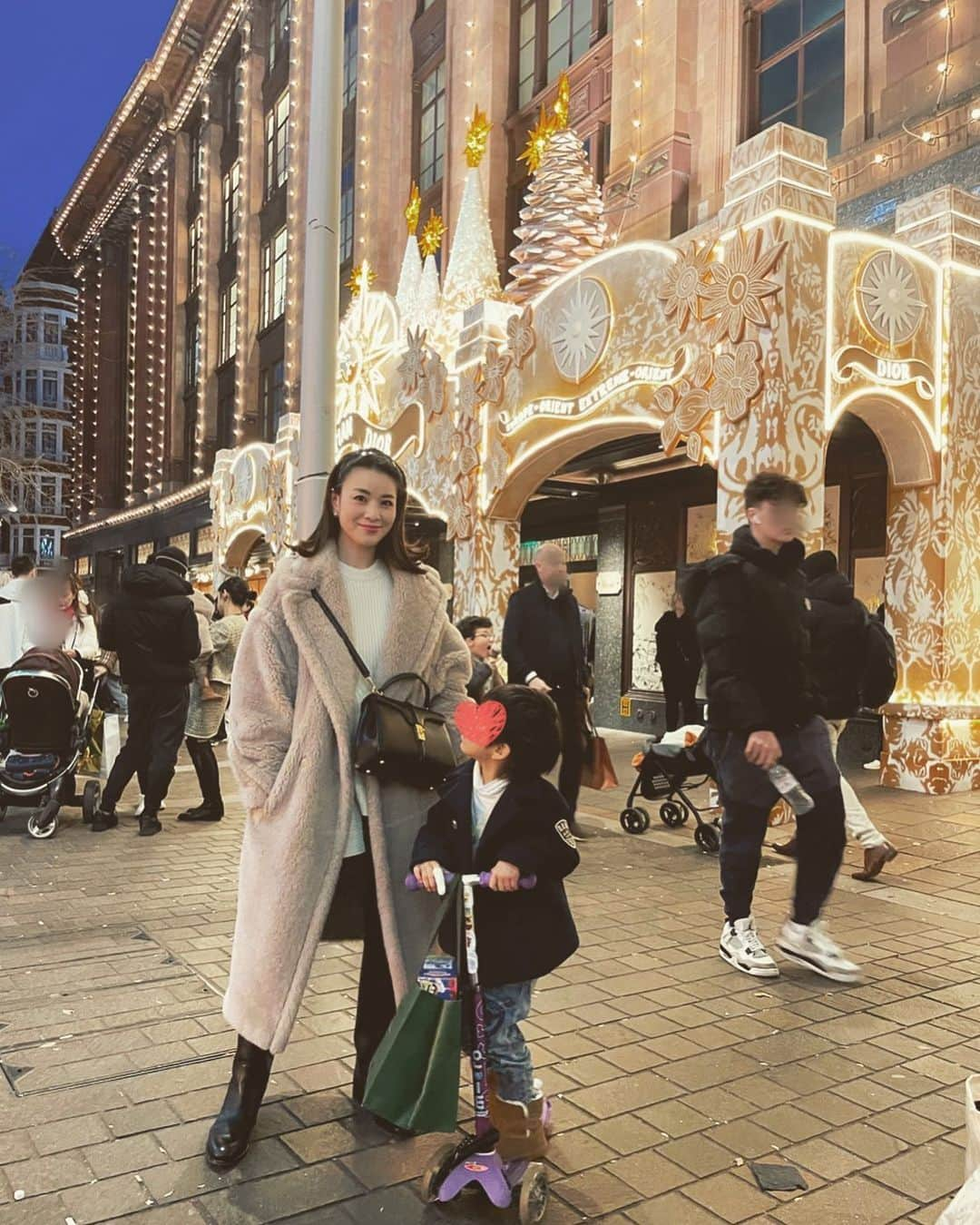 秋元玲奈のインスタグラム：「Day after christmas🎄  まだクリスマスイルミネーション残るロンドン✨  #london #londonlife #boxingday  #mumofthree」