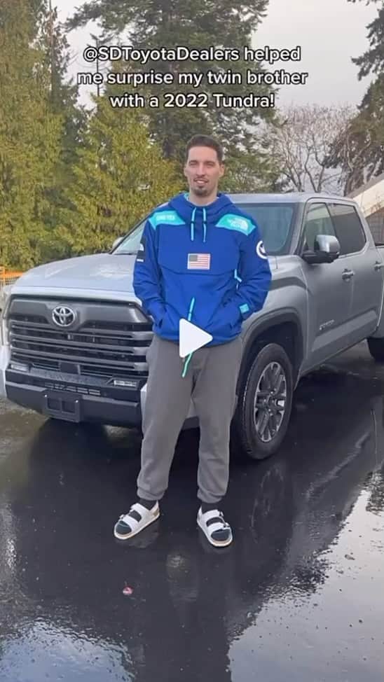 ブレイク・スネルのインスタグラム：「It’s time for a Christmas surprise with the help of @sdtoyotadealers 🎄🛻  This year I surprised my twin brother and his family with a 2022 Toyota Tundra! I was excited to do this for him as he does a lot for me. They’re gonna be rolling around in style ❤️ Thanks again to #SDToyotaDealers for making this Christmas magical 🎅」
