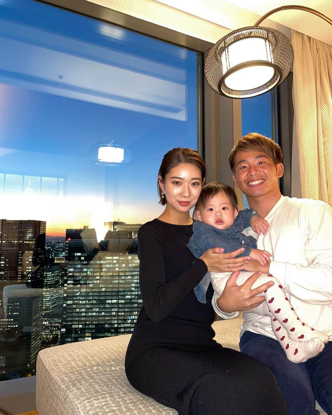 大原洋人のインスタグラム：「Happy first birthday Emma❤️ I am having best times with my family. Couldn’t ask any better life with my family❤️  @emmababy_27  瑛愛誕生日おめでとう❤️ 一年前の今日エマが生まれてきてそこから沢山いろんなことがあったけど、家族3人で最高の時間を過ごせた👶🏻 これからももっともっと楽しい生活を3人でしていこうね😊  #えまち大好き❤️ #Familylove @aina.28em」