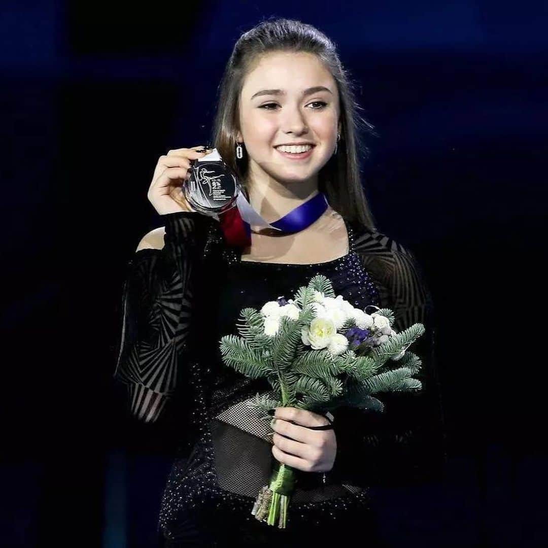 カミラ・ワリエワのインスタグラム：「Красноярск. Чемпионат России. Всё позади и теперь можно выдохнуть.   Ещё раз скажу, что счастлива выступать на Чемпионате России. Искренне поздравляю Соню Акатьеву и Лизу Туктамышеву. Рада стоять на одном пьедестале с такими классными девчонками.  По традиции во время Чемпионата России у моей мамы был День рождения. Люблю тебя! Пусть все твои мечты сбываются. Ты лучшая мама❤️  Спасибо моим тренерам Э.Г. Тутберидзе, Д.М. Глейхенгауза, С.В. Дудакова и всей нашей команде.   Знаю, что на ЧР присутствовали болельщики не только из Красноярска, но и из других городов России. Спасибо, что прилетели и были рядом. Не могу передать словами, как ценю вашу поддержку.  Также очень рада, что многим из вас понравилось моё выступление в образе Уэнсдэй Аддамс.   Поздравляю всех с наступающим Новым годом!🪄✨」