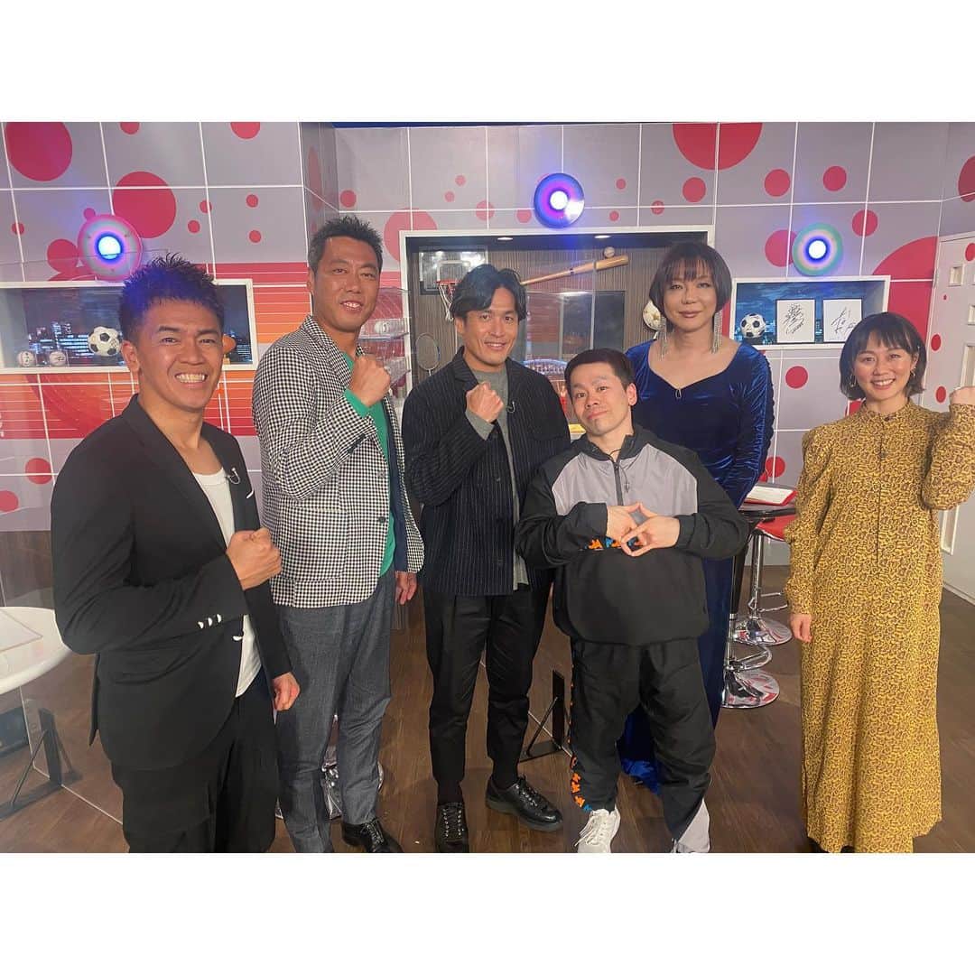 新井麻希のインスタグラム：「* 本日私はnewszeroにて仕事納めです！ 今回の冬休みはいつもより長めのお休みで、どこにも行かず、ゆっくり過ごしています😊  さて、お正月特番のお知らせです。  1月1日夜8時からは、BS1 「スポーツ酒場　語り亭」 2023 新春スポーツ巻頭言  2023年は、WBC⚾️、女子サッカーワールドカップ⚽️、そしてラグビーワールドカップ🏉と、次々にビッグイベントが目白押し😊  スタジオには  武井壮さん 大畑大介さん 上原浩治さん  そして、パリオリンピックから正式種目として新たに加わるブレイキンから、角谷直人さんが参戦してくださいます🕺  お正月のお休みにお楽しみください🎍  今年も1年間、よく飲み、よく食べ、よく遊び、仕事も楽しく頑張りました！ 来年も実り多き一年にしたいと思います。 引き続き、よろしくお願いします。  （ところで、ゲッターズ飯田さんの占いで、来年は仕事面では手に入れたかったものはなんでも手にし、出会った人は全員私に惚れる年になるそうです！楽しみ…🤣）」