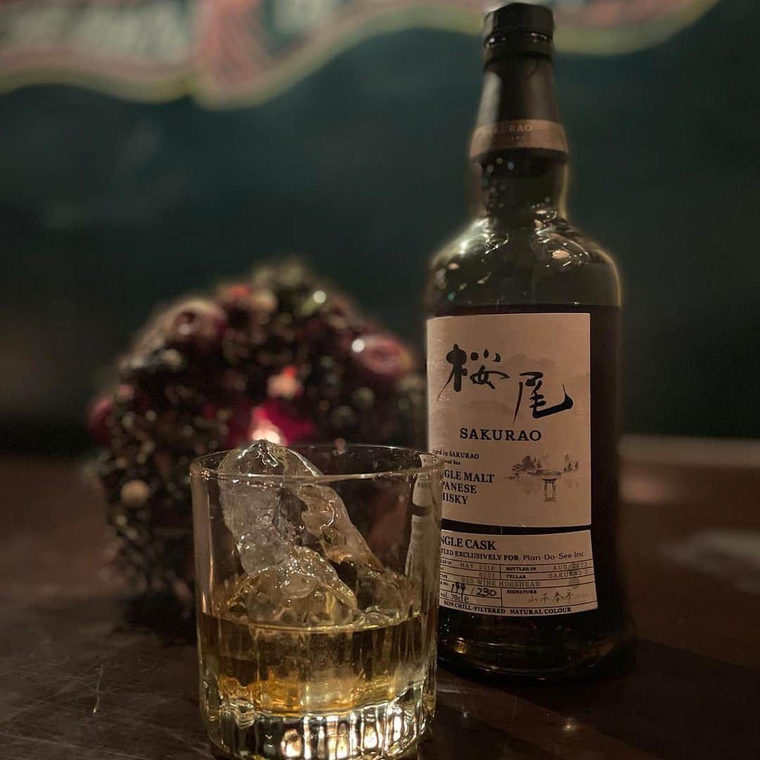 The Barn by Odinさんのインスタグラム写真 - (The Barn by OdinInstagram)「・ Enjoy some premium whiskey here at the Barn - "Sakurao", one of the only 230 bottles in the world. The aroma of raisins, oranges, and peaches creates a perfect harmony with the vanilla-like sweetness.  The BARN by odinでは、世界の中でも230本しかない桜尾　ジャパニーズウィスキーをお楽しみいただけます。レーズンやオレンジ、桃の香りが広がり、バニラのような甘み、程よい渋みや酸味が感じられます。お立ち寄りの際に是非お楽しみください。 ・ #thebarnbyodin #thebarn#barn #nisekorestaurant#restaurant #niseko#hokkaido#hirafu #dining#sakurao#japanesewhiskey#ski#snowboard#snow#winter #plandosee#pds #vacation#wintervacation#bar#北海道#ニセコ#ヒラフ#倶知安 #スキー#スノボー#冬#冬季限定#レストラン#おもてなしが好きだから」12月27日 22時06分 - niseko_thebarn