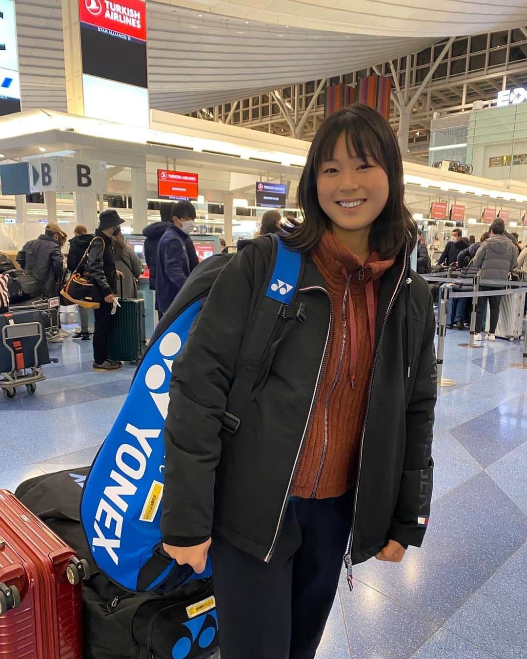 佐藤久真莉のインスタグラム：「久しぶりの海外遠征！まずバルセロナへ⁣ 行ってきます✈️⁣ ⁣ ⁣ #テニス ⁣ #テニス女子⁣ #テニスウェア ⁣ #プロテニスプレイヤー ⁣ #スポーツ ⁣ #スポーツウェア ⁣ #スポーツ女子 ⁣ #武内総合会計⁣ #富士薬品 ⁣ #アドミラルアスレ⁣ #吉田歯科クリニック ⁣ #ヨネックス ⁣ #professionaltennis ⁣ #tennis ⁣ #tennisgirl ⁣ #tennisplayers ⁣ #sports ⁣ #admiral」