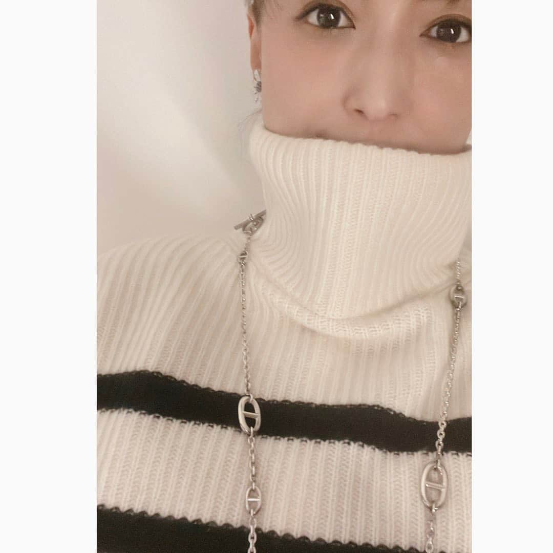 望月理恵さんのインスタグラム写真 - (望月理恵Instagram)「12月、、やっぱり寒いですね。 冷え症には辛い季節。  毎日タートルばかり着てます。 このタートルネック、 折るのが正解？  #タートルネック好き  #折らないほうがオシャレに見える気がする #でも中途半端です。笑 #すでに春が恋しい 冬生まれですが、冬が苦手」12月27日 22時24分 - mochiee28