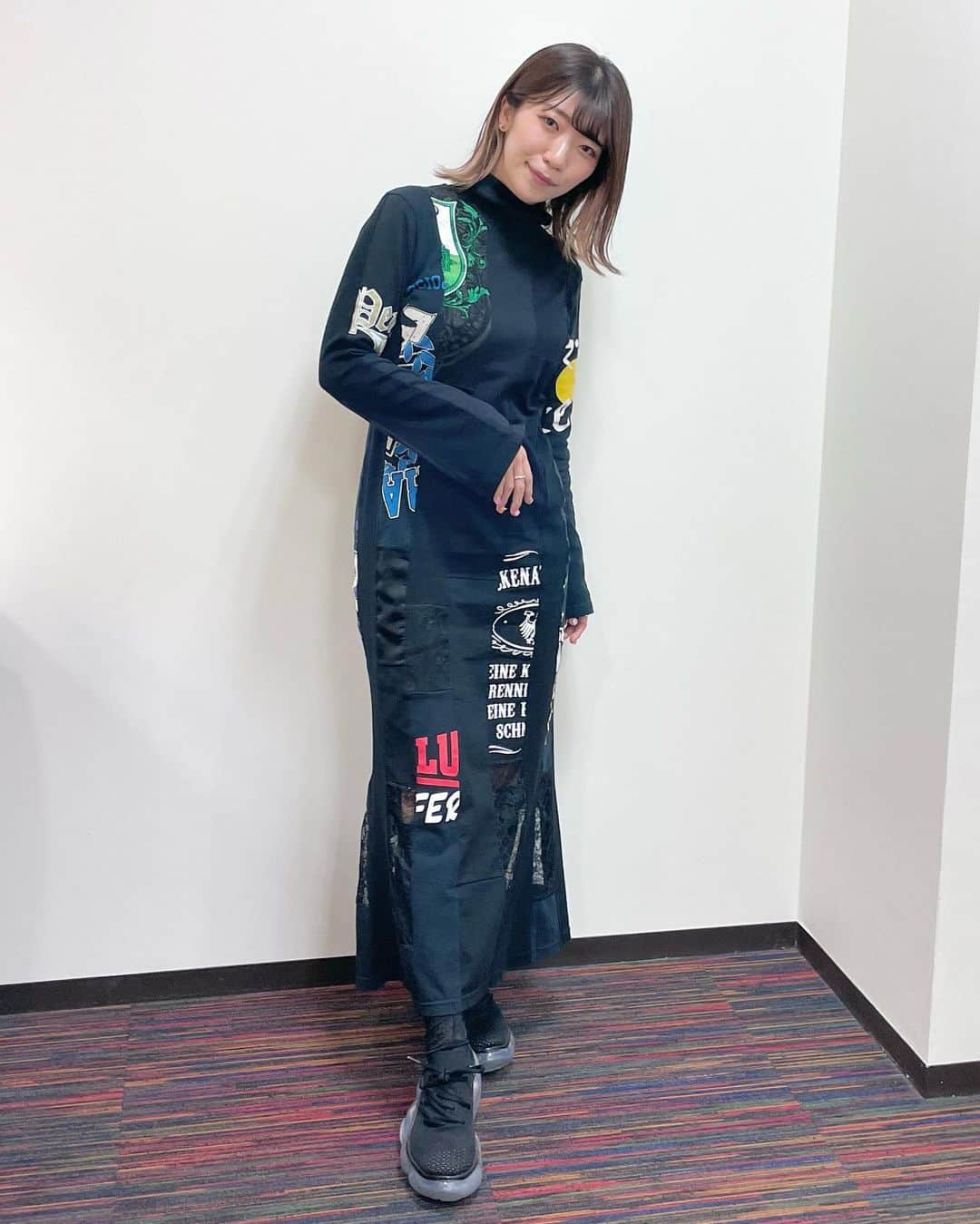 ぱいぱいでか美のインスタグラム：「SREU🖤 . 先週の火曜ザナイトで着てたワンピース✨ フリースタイルティーチャーでも着用していたドレスと 同じブランド、SREUのです🖤 私服として持ってるのはこれが1着目！ 豪さんと共にアイドル界の未来を語る企画だったので ちょっとちゃんとした大人に見えるようにしました。笑  そしていよいよ今夜、火曜ザナイト最終回です🥲 普段はABEMAのアーカイブ民たちも よかったらリアルタイムで観てね 本当にお世話になった大好きな番組です！ . #火曜ザナイト #SREU #でか美私服 #でか美衣装 #でか美ちゃん」