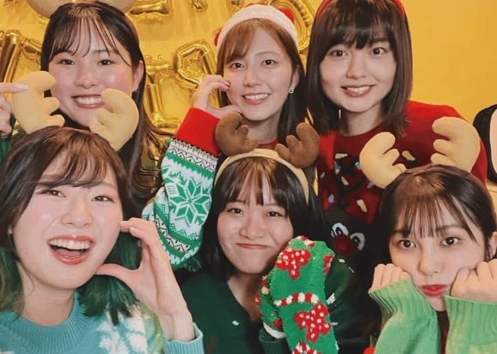 のインスタグラム：「🎅🏻🫶🏻🎄🦌✨  アグリーセーター着て、黄色い壁のお部屋とって、2段のケーキとチキンを買って、みんなのこだわりつまった素敵な会！」