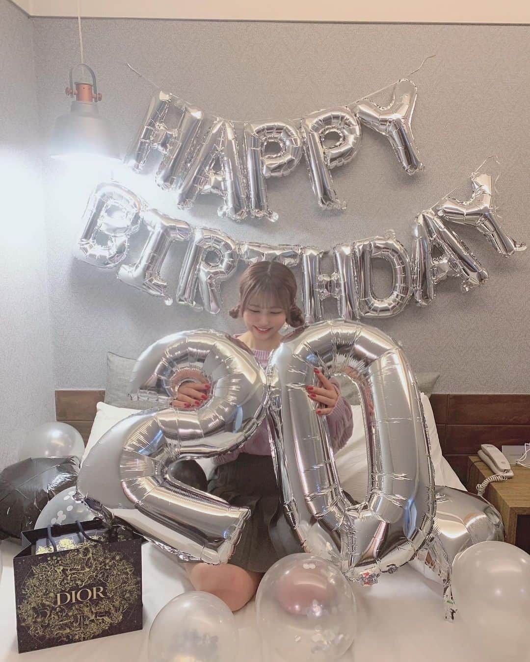 宮丸くるみのインスタグラム：「ちょっと遅くなりましたが 12/25でついに20歳になりました！🎂🤍  自分が20歳なんて、、、🥹 て感じでまだ実感湧いてないですが沢山の方メッセージやTwitterにあげて下さってたりしたの見て嬉しすぎました🥲💖  ハタチの誕生日当日は大好きな韓国で過ごせて幸せすぎた☁️🫧  6歳からの幼馴染がバルーンしてくれて涙🥹🫶🏻 ̖́-‬アリガトウ😭  20歳のくるみも！！！ よろしくお願いします！🥰  ・ ・ ・  #バルーン #誕生日サプライズ #誕生日プレゼント #誕生日飾り付け #ホカンス #バースデー #02 #誕生日飾り付け #誕生日 #ピンクベージュ #ピンクヘア #ヘアアレンジ #ツインテールアレンジ #ぱっつん前髪 #ツインお団子 #ツイン #ロングヘア #誕生日バルーン」