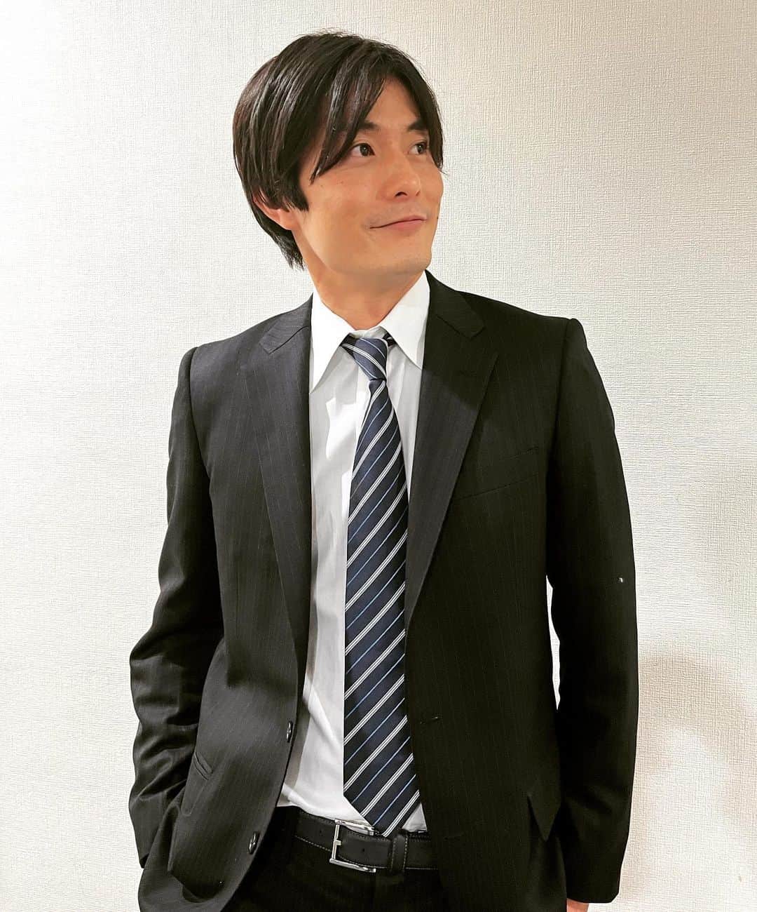 庄野崎謙のインスタグラム：「お世話になった方々に年末のご挨拶をする機会が増えてきましたね。 そんな今日は撮影でした🎥 今年一年を締めくくる撮影は明日まで続きます。 最後までしっかりと努め、来年への糧にします！✊🏻 ̖́-  #庄野崎謙 #俳優 #スーツ #撮影」