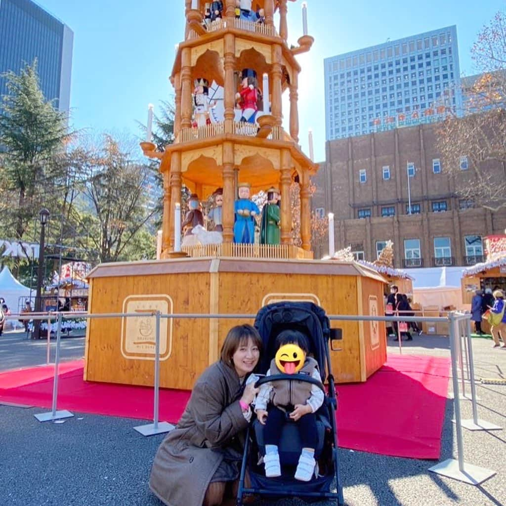 麻生夏子のインスタグラム：「今年のクリスマスは、ラジオの生放送が入っていたこともあり特に何もせず、夫婦共々お疲れだったのでとにかくお家と近場の公園でゆったりまったり。  写真は日比谷公園でやっている、クリスマスマーケットで。トーマスに乗れるとの情報を聞きつけそのためだけに行きました。まだ乗るよりもトーマスを見てる方が楽しそうだったけど、楽しそうなどすこい坊やを見て胸がいっぱいになりました。  来年は家族がもう1人増えているのかと思うと不思議な気持ちです。  そして先日ラジオにてお伝えさせていただきましたが、来週12/31の5時間生放送bayfm「KEIYOGINKO GRAND COUNTDOWN REAL 」をもちまして産休に入らせていただきます。 今のところ順調に赤ちゃんは育っています。元気な赤ちゃんを産んでまた戻って来たいと思っています。どうぞよろしくお願いします😊」