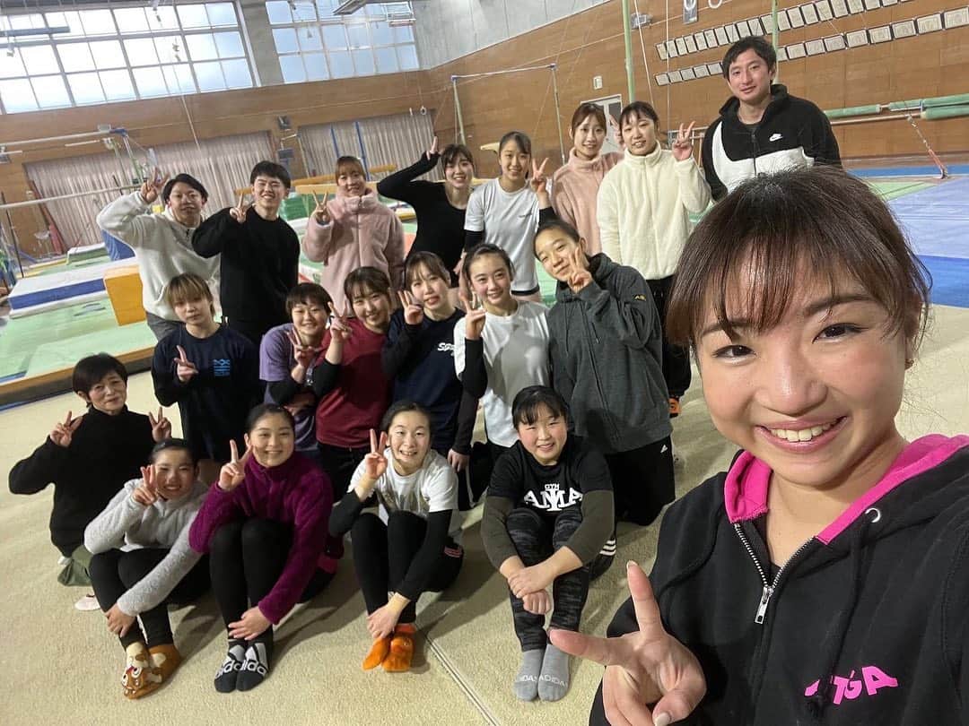 寺本明日香のインスタグラム：「年末合宿💪 たくさんの方々のお力を借りて 素晴らしい体育館で 練習させていただけました。 合同練習は お互いを高めあえるので これからも色んなところで やっていこうと思います。  #至学館大学 と #尼崎市立尼崎高等学校  #関西大学」