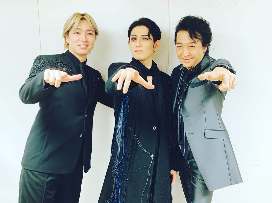 堂珍嘉邦さんのインスタグラム写真 - (堂珍嘉邦Instagram)「#ギフトフォーユー にゲストで出演させて頂きました😊  「生きる」の舞台がまた再演させる鹿賀さんに、今回初めてご挨拶させて頂きました。  先ず、とってもオーラが凄い😊 「生きる」は村井良太くんが出てて、配信の方で見させて頂いた事がありますが、めちゃ感動したのを覚えてます。僕的には料理の鉄人世代です🍲  そして来年また「アナスタシア」でご一緒させて頂く石川禅さん。  アナスタシアの時の禅さんのお芝居が本当に素敵過ぎて素敵な大先輩。  そして松下優也ちゃん🎤 そして初めてご一緒させていただきました、平方元基くんと。  なんとも贅沢な素敵な皆様、空間に 交わらせて頂いて、本当にありがとうございました♪  舞台の力って凄いですよほんと。 みんなの思いが一つなるとほんと凄い。 素晴らしいです。  個人的には 音楽の現場も吸収できる事は沢山あるといつも思わされます👍  ご来場の皆様、お越しくださりありがとうございました😊  もっと他のキャストの皆さんとの写真撮らせて頂きましたが、手持ちの写真で🙏  #鹿賀丈史  #石川禅  #松下優也  #平方元基  #堂珍嘉邦  #年末感  #じわじわ  #明日は日テレさんの特番  #ケミストリーで出演  #おふろきもちいい」12月27日 23時33分 - yoshikuni_dohchin_official