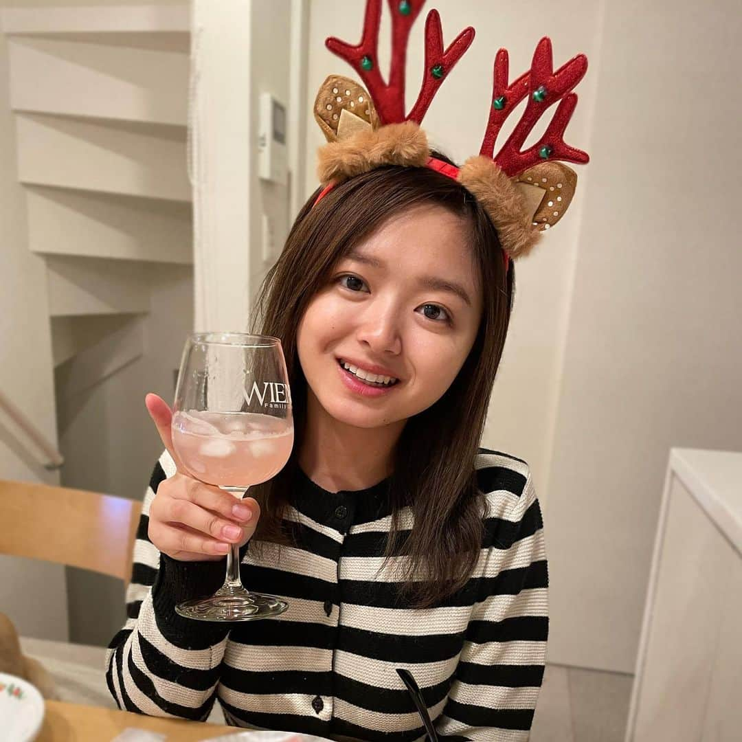 関りおんのインスタグラム：「Merry Christmas🎅🏻✨  ついに🇯🇵に帰国しました！  今年のクリスマスは家族で過ごす予定だったから、私は1年間の自炊の経験を活かしてクリスマスディナーを全部1人で作ってみたよ😂  朝からスーパーに足りないものを買い出しに行って、夕方から作り始めたので夜ご飯にはちゃんと間に合いました笑  ミネストローネとグラタンを家族が絶賛して食べてくれたから嬉しかったよ🤭  私が持ってるスパークリングワインはピンクグレープフルーツ味で誕生日の時、韓国の友達からもらったものをLAから持って帰ってきたんだ🥂  みんなはどんなクリスマスを過ごしたかな？？  #christmasdinner #christmas #クリスマス #クリスマスディナー」