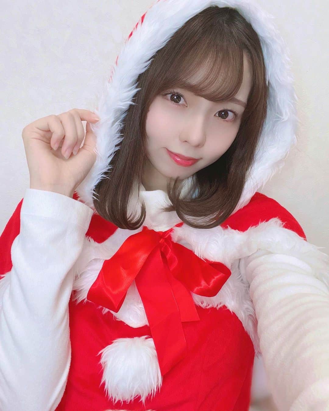 のインスタグラム：「. 🎅🏻🎄 . . 遅れちゃったけど投稿もしちゃう🪄 . クリスマスが終わっちゃって 2022年もう1週間無いの早すぎる…！ . . #サンタ #サンタコス #サンタコスプレ #コスプレ #クリスマス #christmas #merrychristmas #instagood #reelsinstagram #japan #japanesegirl #篠原望」