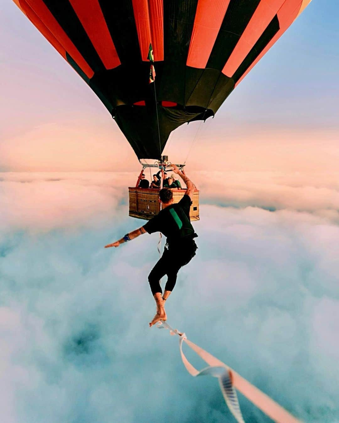 ジェイ・アルヴァリーズのインスタグラム：「There’s some moments in life that stand out from others.. This would be one for me. Sunset cloud walk in Southern Brasil 🇧🇷」