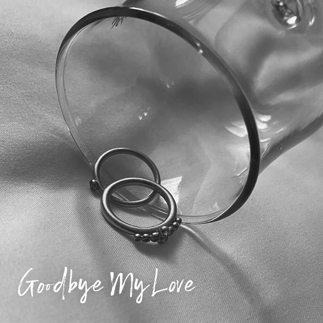 KIMIKA（キミカ）さんのインスタグラム写真 - (KIMIKA（キミカ）Instagram)「12/28 New single released  "Good bye my love "  @kanetsukidayo  @riki_hisamitsu  @miiinya1107  @insensemusicworksinc   20代の全てを捧げた恋に お別れを告げた曲。  仕事と恋愛の天秤 欲しかった最後の言葉  たった一言、約束をくれたなら  この曲を書き終えたとき まるで一本の映画を撮り終えたような 感覚に陥りました。  ああ、これで本当に終わりだねって。 普段恋愛の曲はほとんど書かない私の もしかしたら最初で最後のラブソングです。  きっと同じ想いをした同世代の女の子たちが 世の中には沢山いるとおもう。  これも一つの人生ソングだよね  楽しかった思い出も 辛かった気持ちも 幸せだった時間も 全部この曲に大切にしまって  ここからまた、新しい私で。  沢山の愛をありがとう 感謝とほんの少しの悲しみを込めて  世の中の全ての女性への応援ソング ぜひ聴いてください  #KIMIKA#Goodbyemylove#fightsong#newsingle#rb#soul#kpop#jpop#japanesegirl#泣き歌#切ない#お別れ」12月28日 0時16分 - xiahmin16