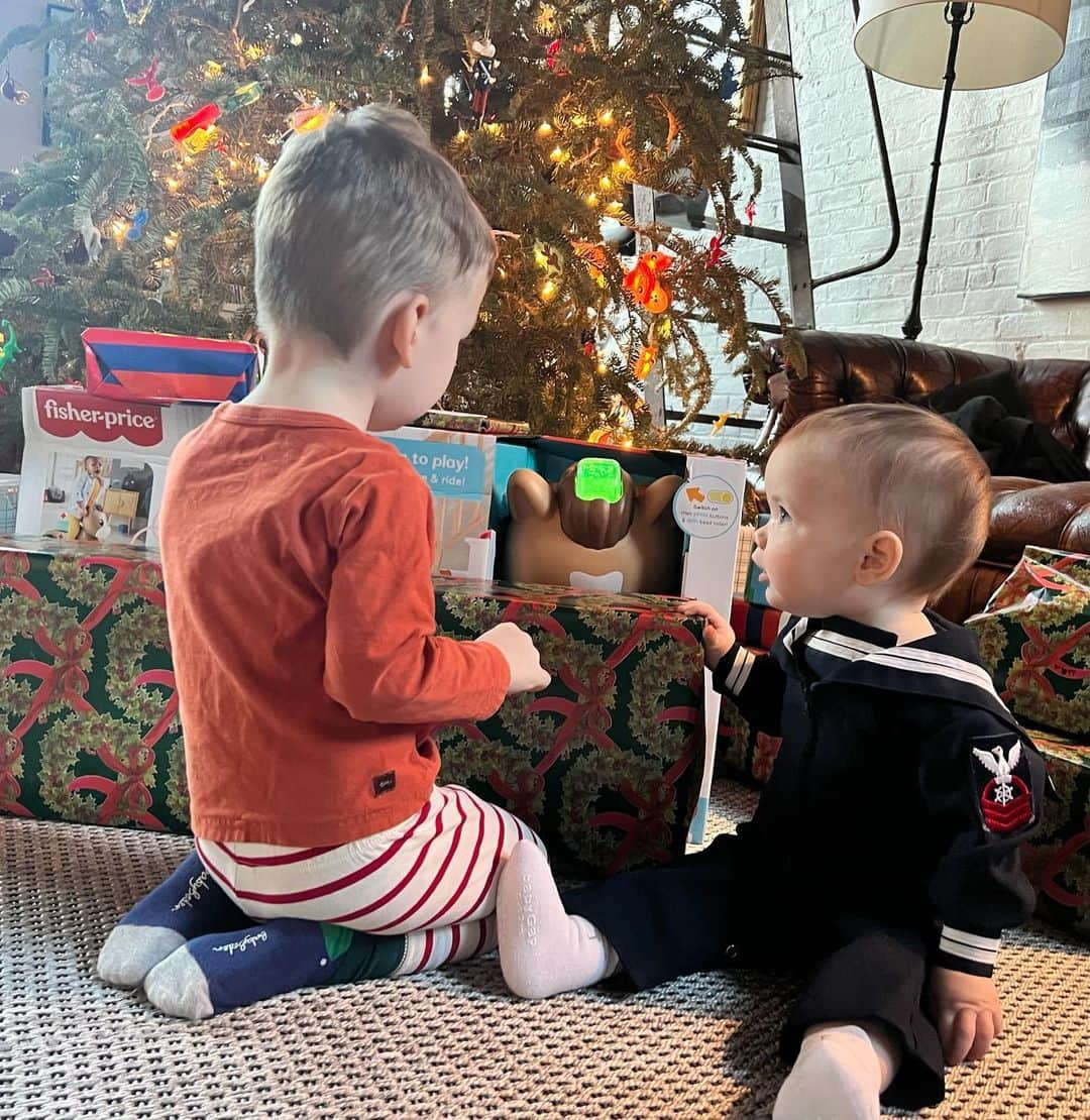 アンダーソン・クーパーのインスタグラム：「Wyatt helped Sebastian celebrate his very first Christmas.」