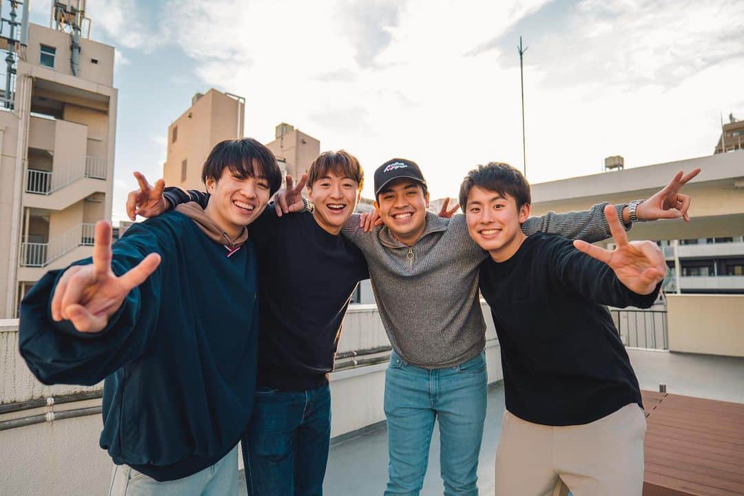 大塚稜馬のインスタグラム：「MANTAPPU JIWAAAAAAAA!!!!!  Finally, our YouTube channel has over 10 million subscribers! December 27, 2022 has been the most memorable days of my life. Thank you to all the fans who have supported us this far and to everyone at mantappu corp who has supported me. Lastly, I am so happy to have met Yusuke, Jerome, and Tomo at the waseda university. If I hadn't met you guys, I definitely wouldn't be doing YouTube, and meeting you three has changed my life! Thank you so much!  Best friends forever  #10milion  #youtube #nihongomantappu #wasedaboys #otsuka #indonesia #congratulations #youtuber  #1227 #20221227 #2022」