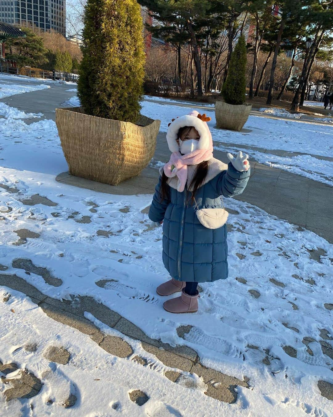 ブリアナさんのインスタグラム写真 - (ブリアナInstagram)「Its winter in Korea with my little sister.」12月28日 0時32分 - officialbreannayoun