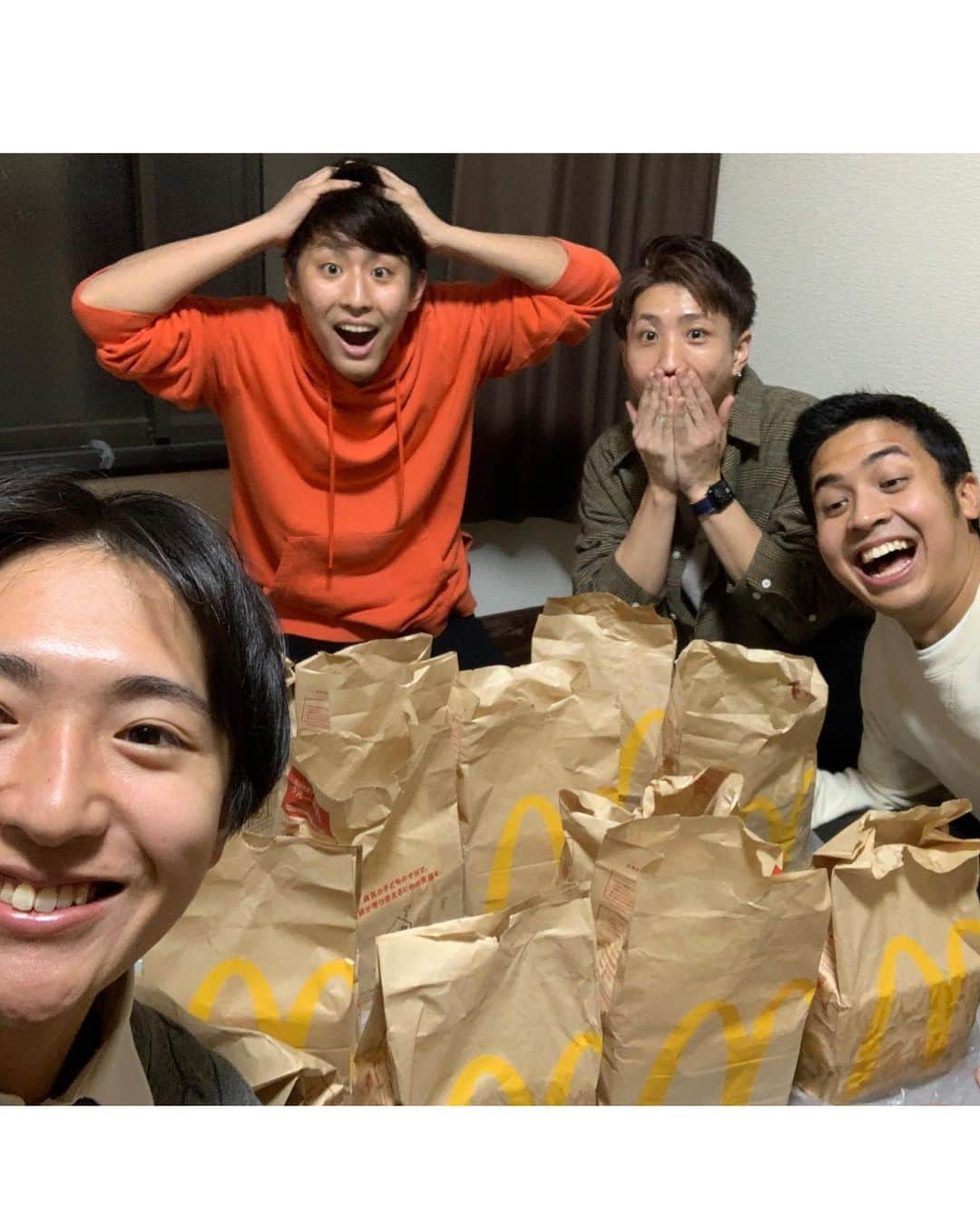 坂崎裕介さんのインスタグラム写真 - (坂崎裕介Instagram)「AKHIRNYA!!!!! NIHONGO MANTAPPU 10M SUBSCRIBERS🔥  Aku mau cerita sedikit ya😙 Waktu mahasiswa tingkat 1, aku pertama kali tampil di nihongo mantappu. Cara bertemu kita miracle banget🥹 Dan waktu tingkat 2 aku pertama kali ke indonesia🇮🇩 waktu itu, aku bisa kenalkan keluarga jerome. Aku ingat bahwa mereka Beneran baik hati buanget muskipun aku gak bisa ngobrol ingrris dan bhs indonesia. Terima kasih banyak🙏dan dari ini kisah indonesia ku dimulai😙stelah itu, waktu mahasiswa tingkat 2 kita bisa keliling jepang sama Jerome, Tomo, Otsuka😊 berkat covid-19, untung kuliahnya jadi online. Jadi kita gampang berkumpul🤞lalu, kita ke mukbang naget, camping, trip lainnya dll… semakin buat banyak konten, semakin kuat ikatannya ya🤝dan juga lulus universitas waseda dan ke indonesia lagiiii👍 selama 2 bulan bikin konten ya🤣 ini adalah 2 bulan yang paling berkesan bagi aku❤️ bisa dapat buanyak pengalaman baru☺️ dan bisa ke negara lainnya juga tahun ini contohnya korea, australia😌 tahun berikutnya kita bakal world trip ya😊 jadi wasedaboys tahun berikutnya juga gak sabar😍 semuanya!!! tolong dukung kita🙏 aku bisa memiliki teman2 yang sangat baik yang selalu dapat aku tertawakan, hormati, dan selalu semangat sama😭 GILE hari ini adalah hari yang paling terharu dan seru salah satu seumur hidup🥹  Perasaan ku sekarang jfjidnsjjskcbfjkdnejdkbdkej buanget😭😂🤣  Beneran berkat youtube channel ini ”NIHONGO MANTAPPU”, aku bisa dapat pengalaman yang seru, bisa jadi mindset mantap, dan pertemuan yang sangat mantap, dll…  本当にありがとう！！！SEMUA DAN NIHONGO MANTAPPU❤️  BTW bhs indonesia ku mungkin agak aneh🙏 aku cukup puas dan senang kalo aku bisa nyampaikan perasaan aku kepada semua guys😘  #nihongomantappu#10M#10Msubscribers#wasedaboys」12月28日 0時44分 - skzk_yusuke