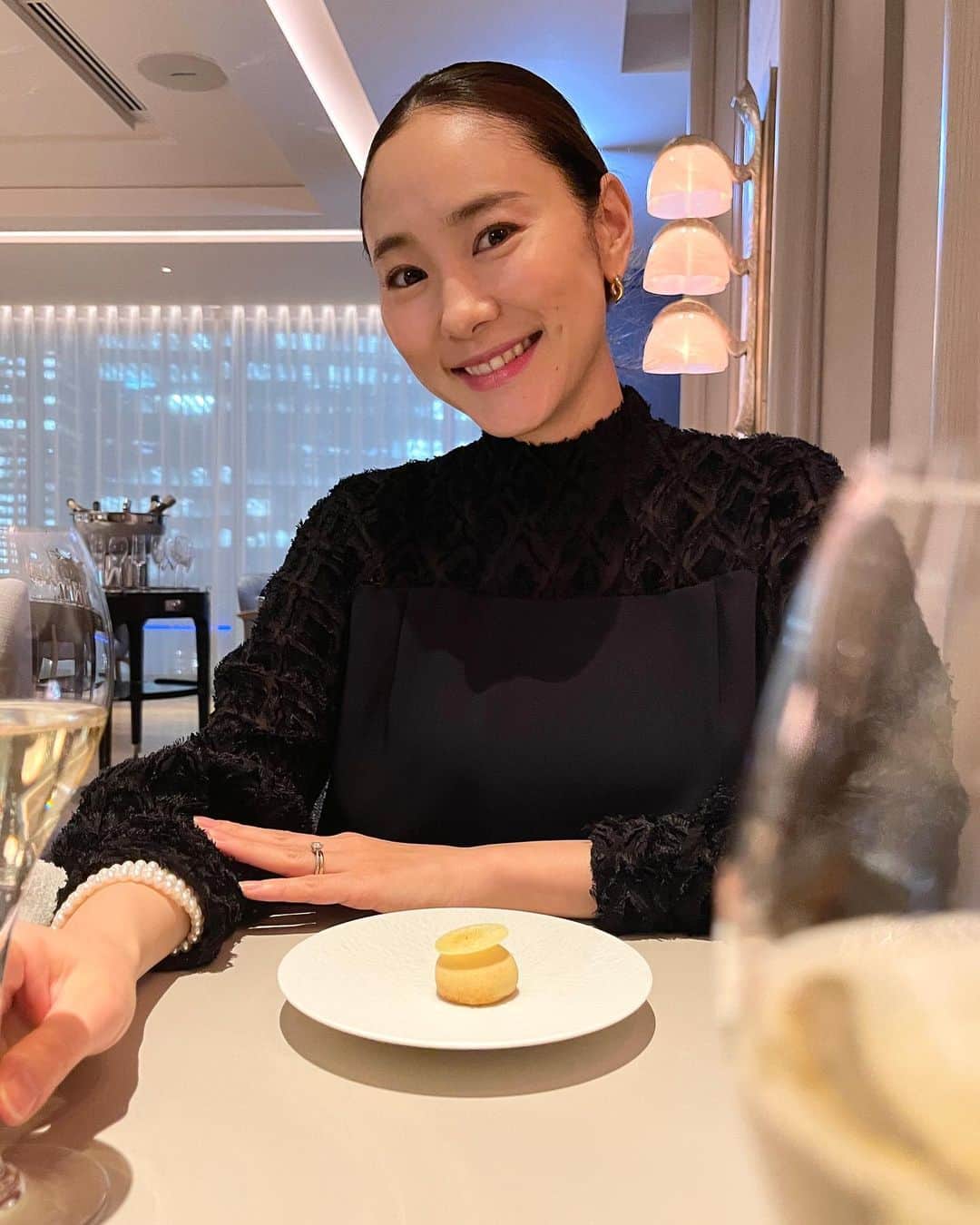 本多麻衣のインスタグラム：「すこし前の結婚記念日dinner🍽   夫婦2人きりで、こういうひと時はとっても有難い😌🙏✨  香港でもお店をされていたシェフの芸術的な品々…世界は広いなぁ🌎と感じた素晴らしい体験でした✨  家族になり、試練も少なからずありますが、愛情深い夫とこれからも色んな景色を共有できると思うと、わくわくです😌 いつもいつもありがとう🫶✨  #sézanne #marunouchi #fourseasonstokyo #asias50best #danielcalvert #hongkong #belon #modeling #japanesemodel #model  #セザン #フォーシーズンズホテル丸の内 #結婚記念日 #記念日ディナー」